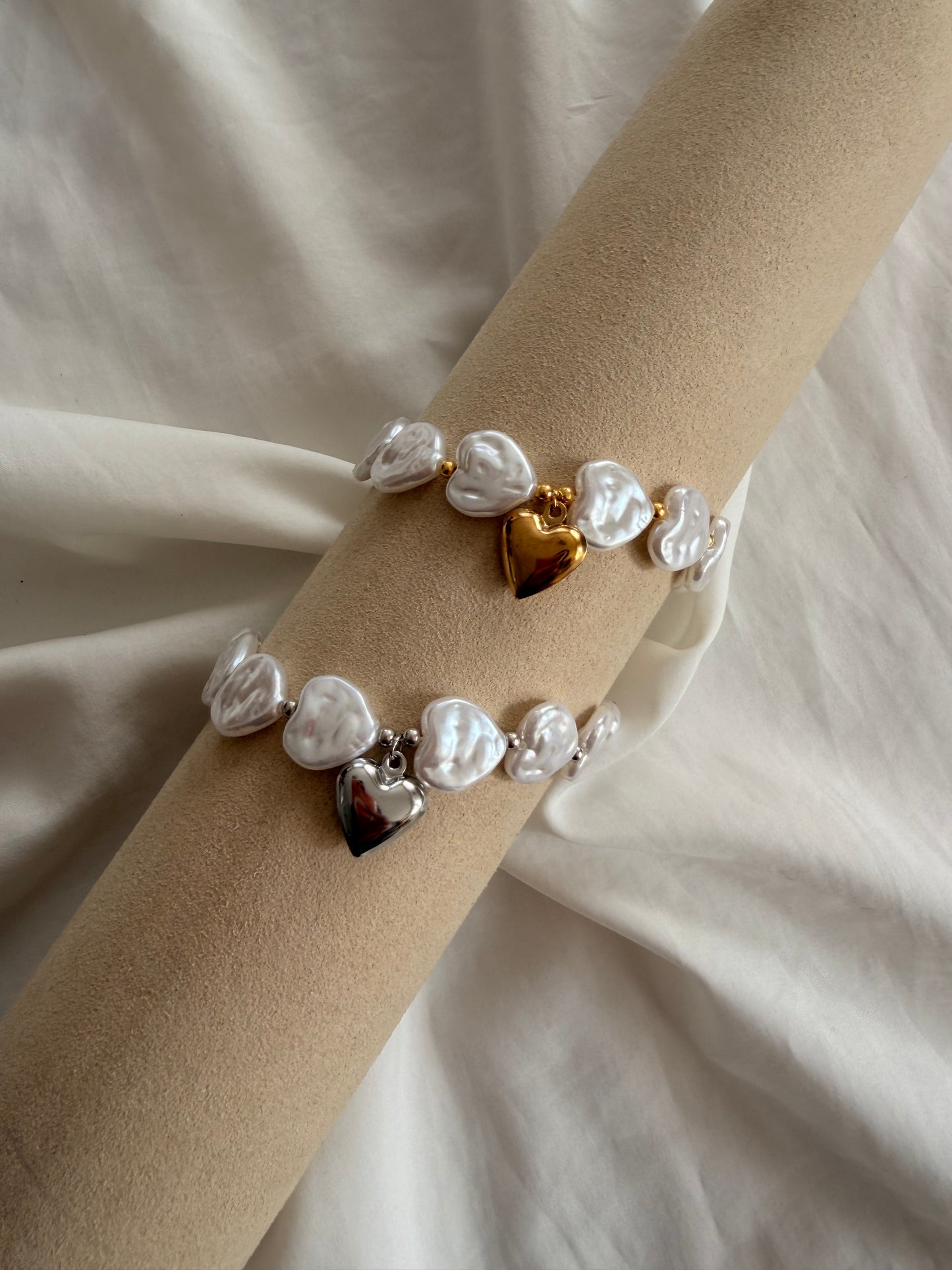 Bracciale Diana in acciaio inox con perle e ciondolo a cuore. In oro e argento