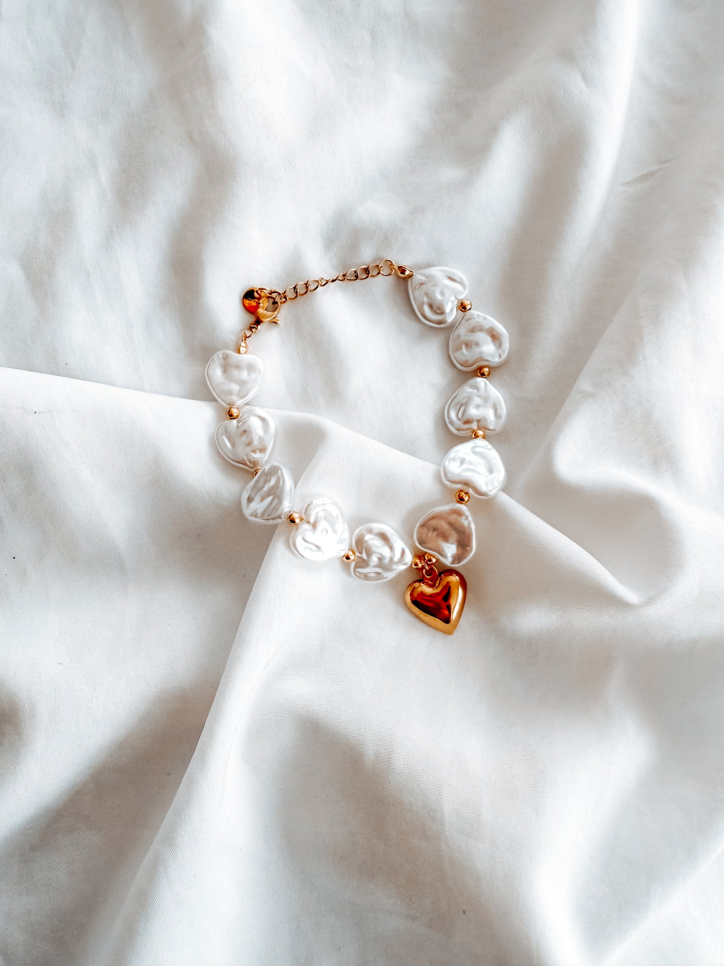 Bracciale Diana in acciaio inox con perle e ciondolo a cuore. In oro e argento