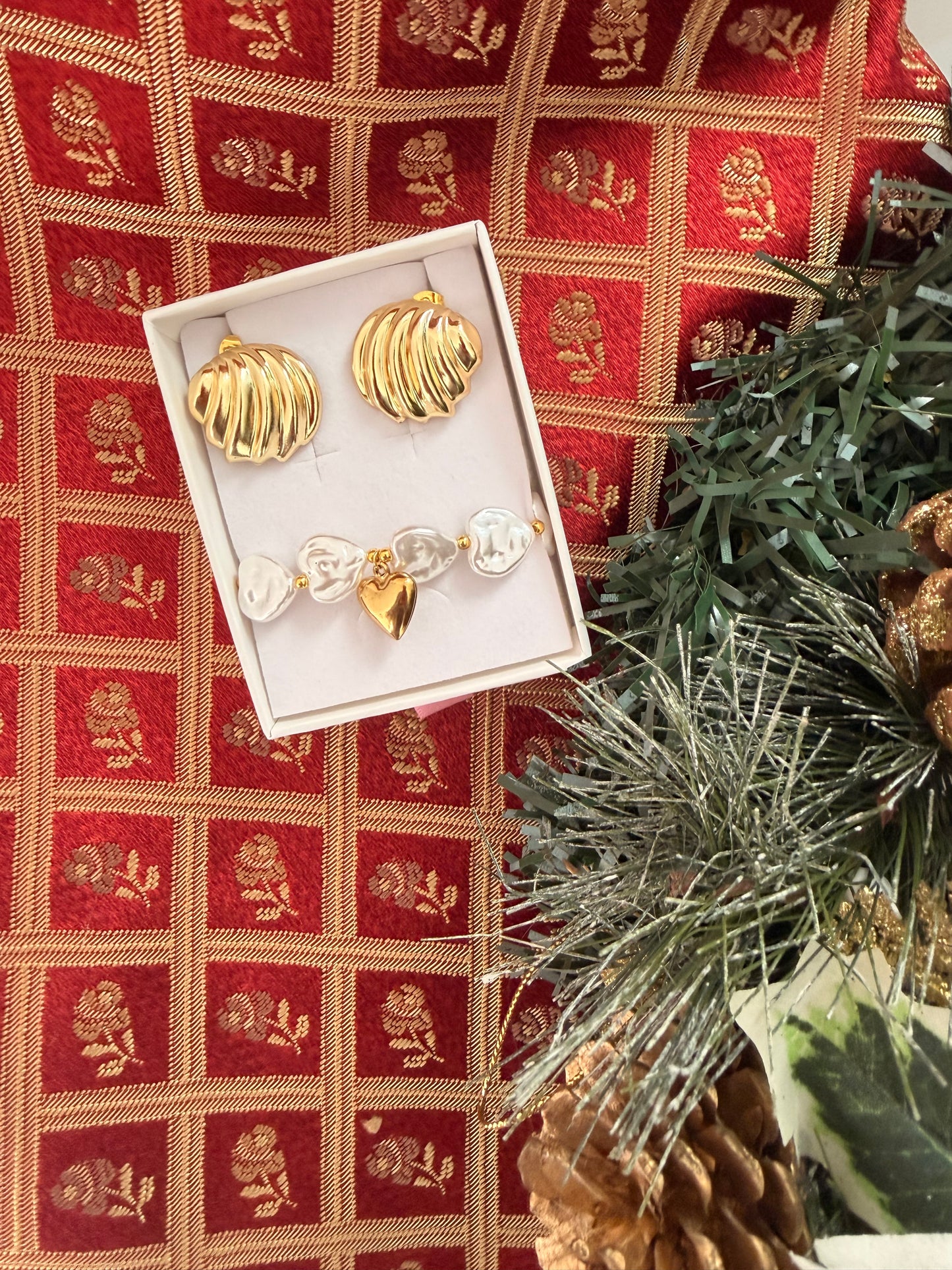 Set natalizio: bracciale con pietre e ciondolo a cuore+ orecchini a lobo. Colore oro. In acciaio inox