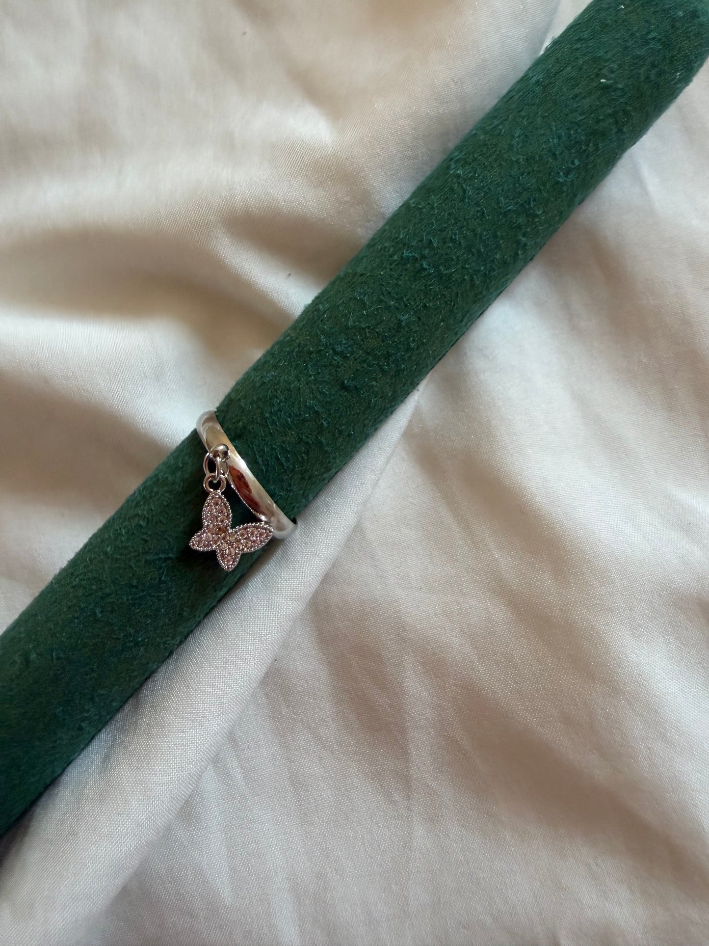 Anello “Sybilla” regolabile in acciaio inox color oro e argento. Con pendente con strass