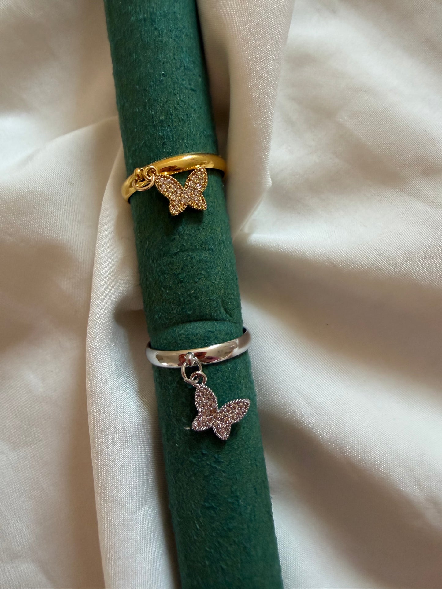 Anello “Sybilla” regolabile in acciaio inox color oro e argento. Con pendente con strass