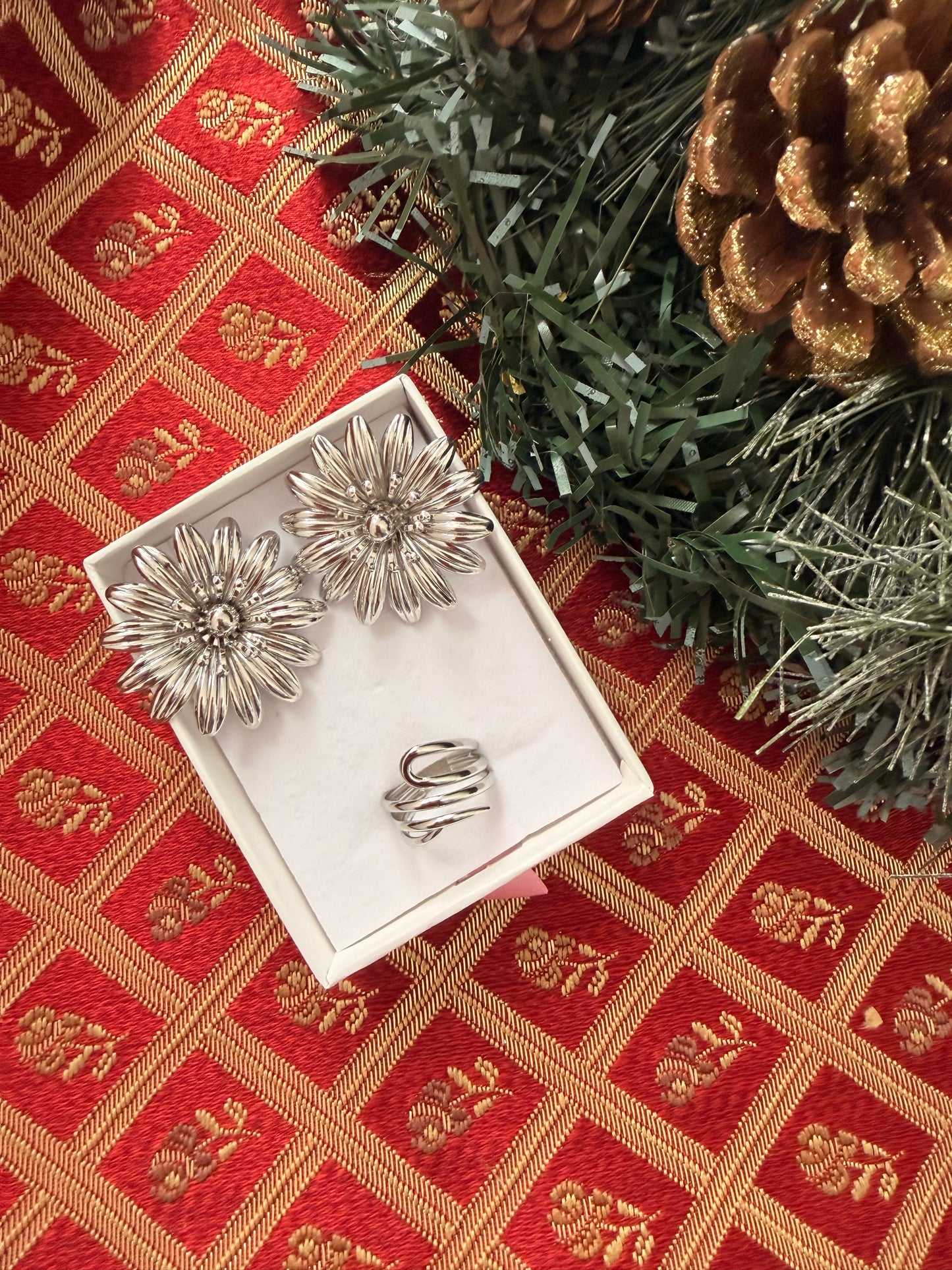Set Natalizio: orecchini con margherite+ anello regolabile. Color argento. Acciaio inox