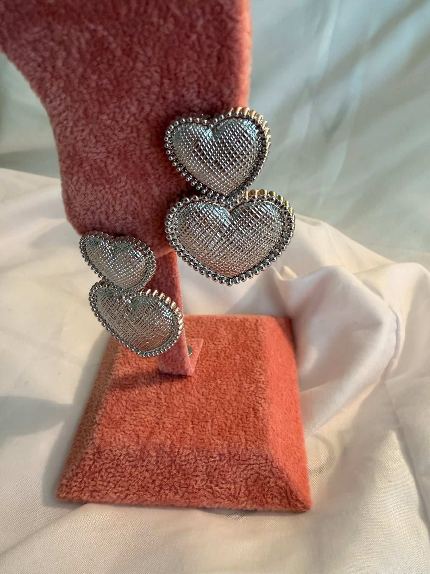 Orecchini “Vera” pendenti in acciaio inox. Color oro e argento.