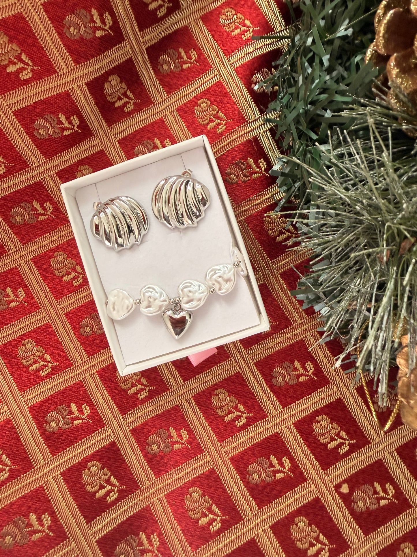 Set natalizio: bracciale con pietre e ciondolo a cuore+ orecchini a lobo. Color argento in acciaio inox.