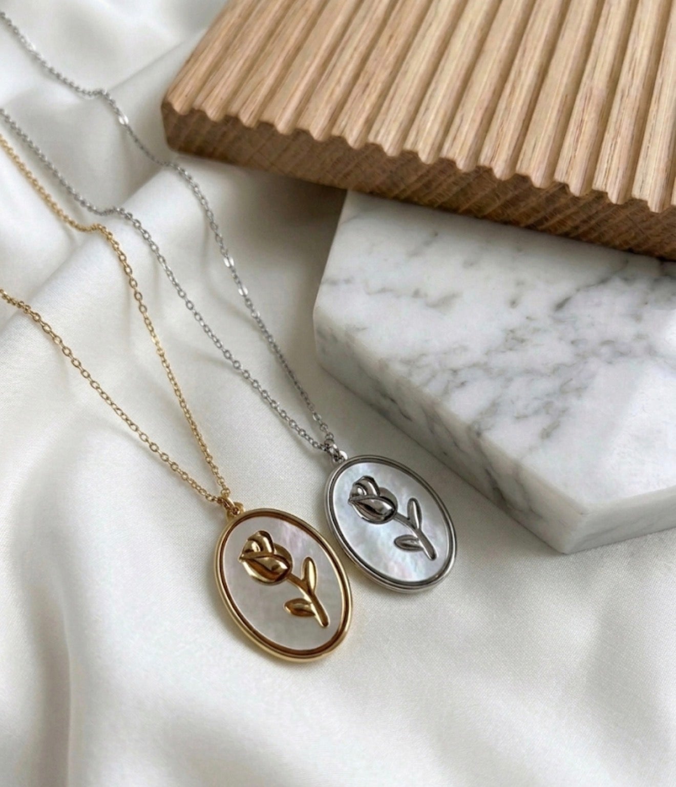 Collana modello “Marilyn” in acciaio inox versione silver e gold