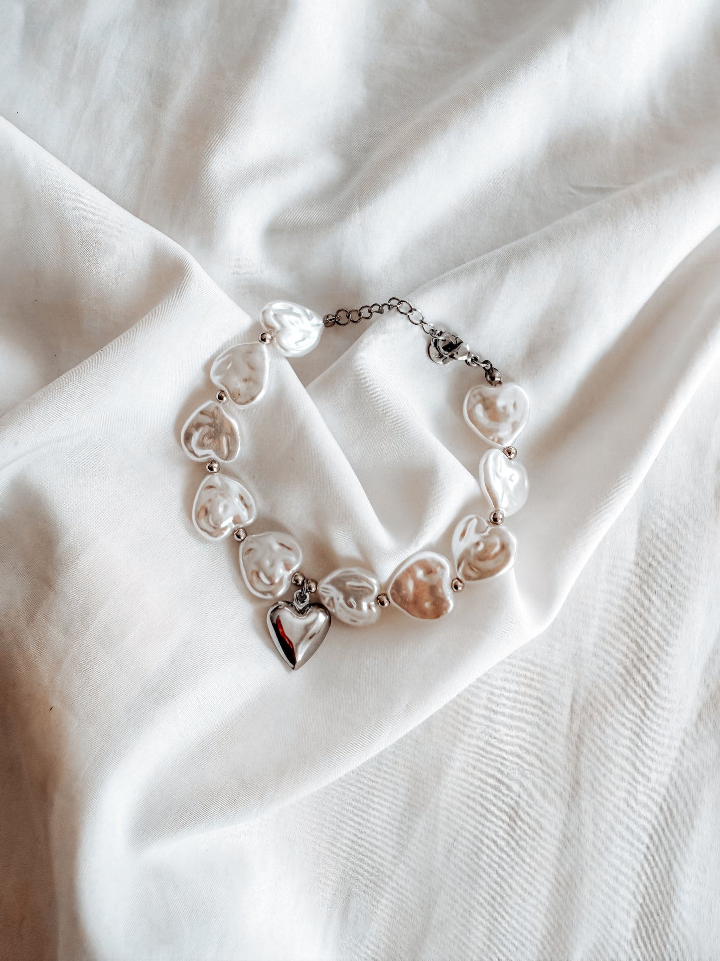 Bracciale Diana in acciaio inox con perle e ciondolo a cuore. In oro e argento