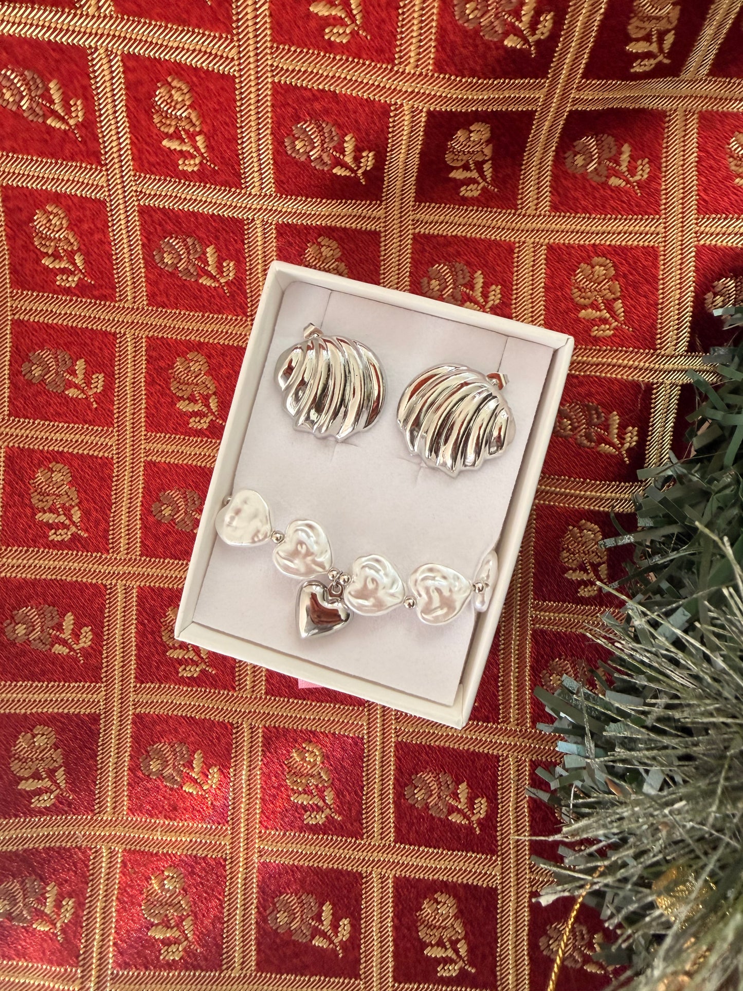 Set natalizio: bracciale con pietre e ciondolo a cuore+ orecchini a lobo. Color argento in acciaio inox.