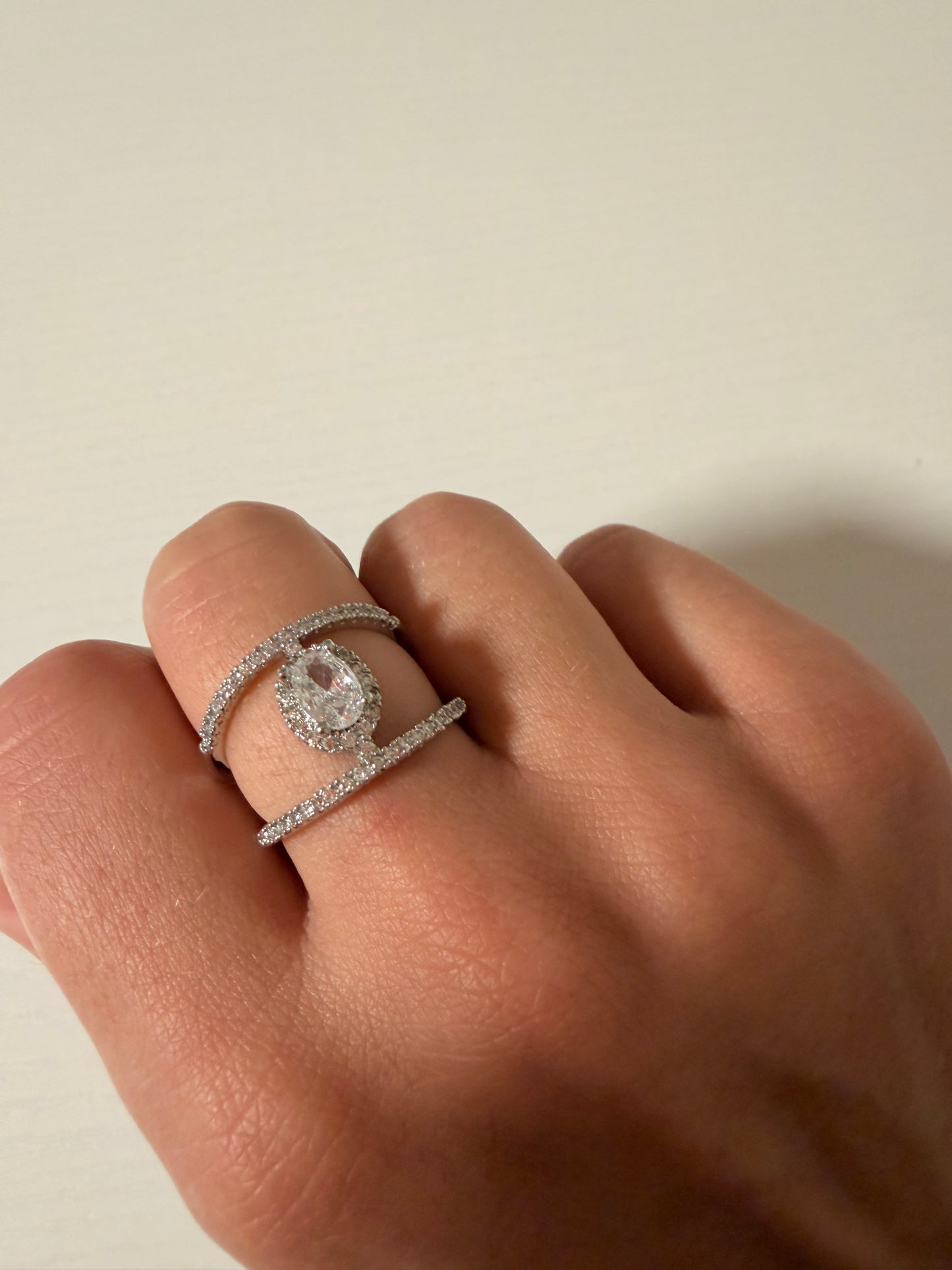 Anello “Elizabeth” regolabile in acciaio inox con strass.