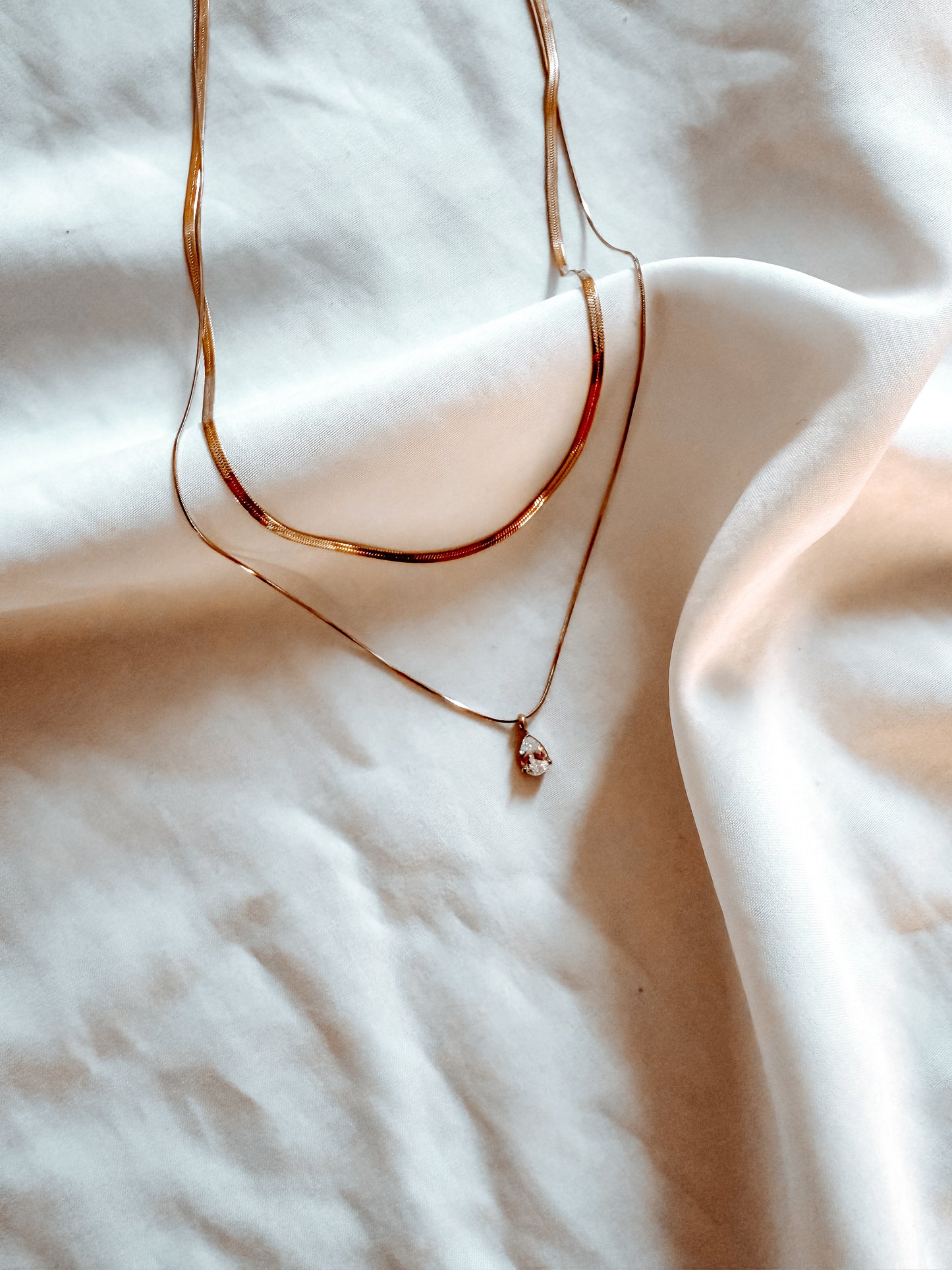 Collana “Elizabeth” in acciaio inox con brillantino pendente. In oro e argento