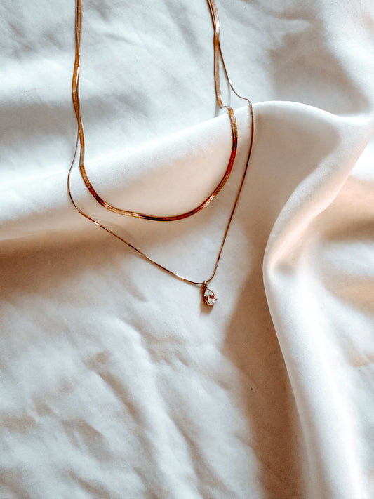 Collana “Elizabeth” in acciaio inox con brillantino pendente. In oro e argento