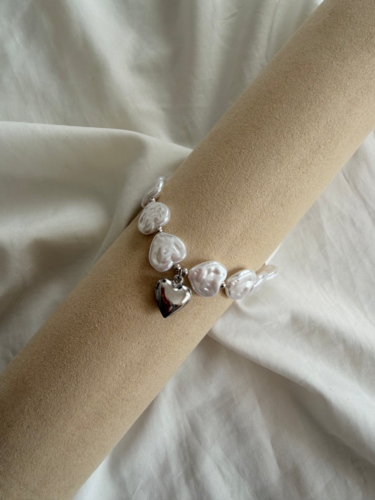 Bracciale Diana in acciaio inox con perle e ciondolo a cuore. In oro e argento