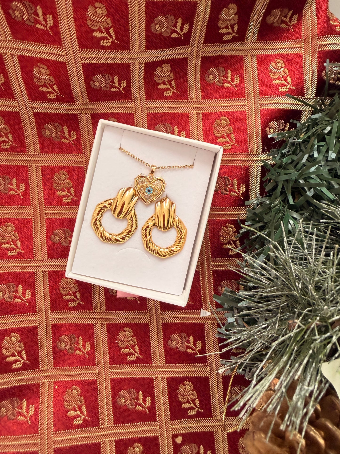 Set natalizio: collana a cuore+orecchini a lobo. Colore oro. In acciaio inox