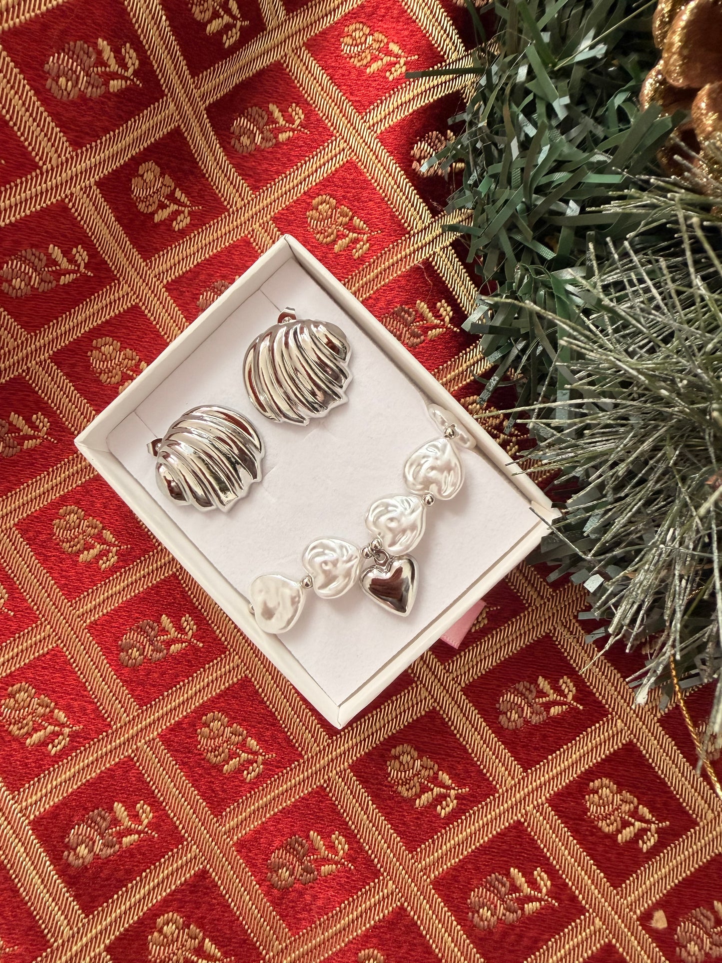 Set natalizio: bracciale con pietre e ciondolo a cuore+ orecchini a lobo. Color argento in acciaio inox.