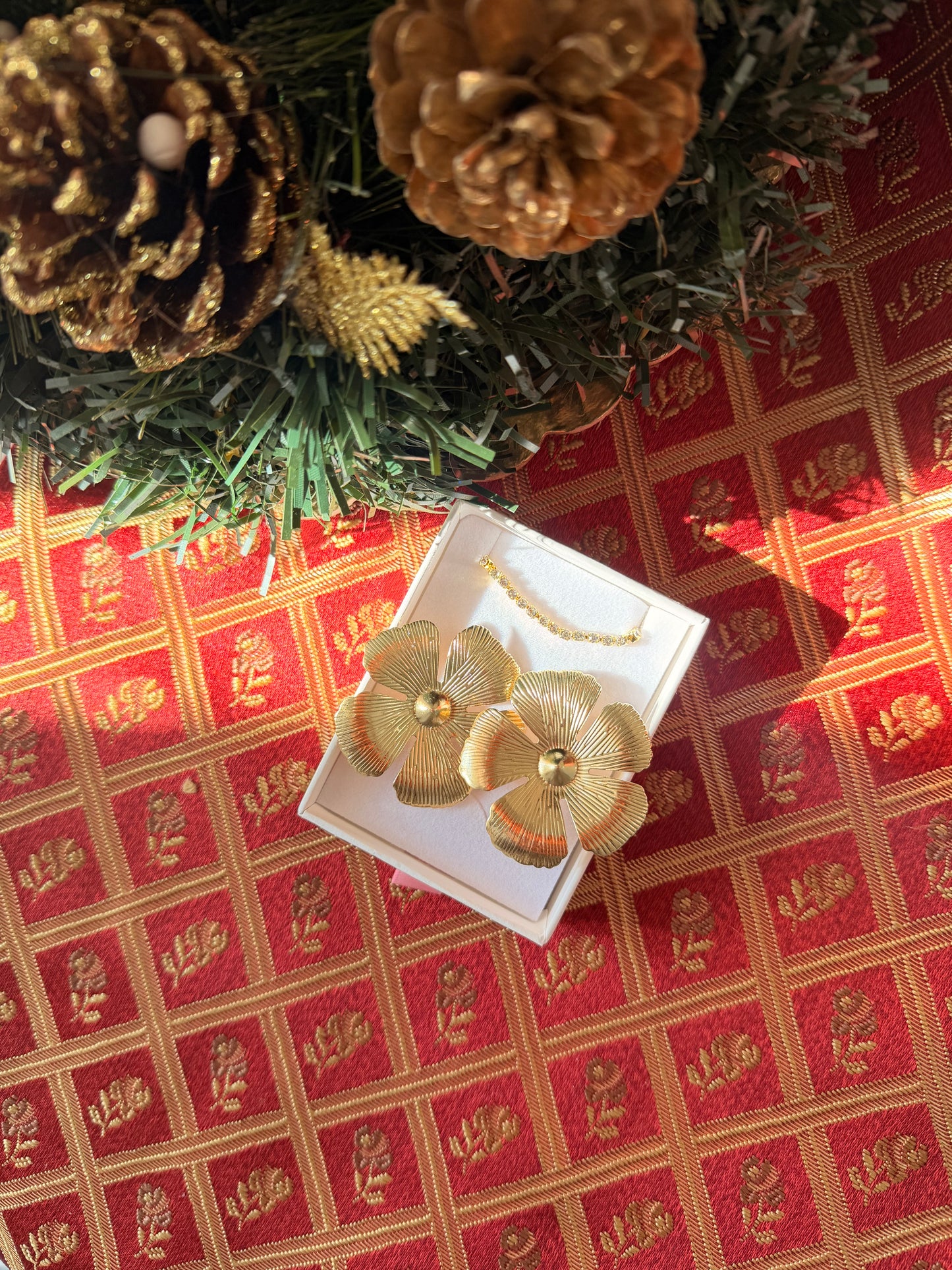 Set natalizio: bracciale tennis+orecchini a fiore a lobo. Color oro. In acciaio inox