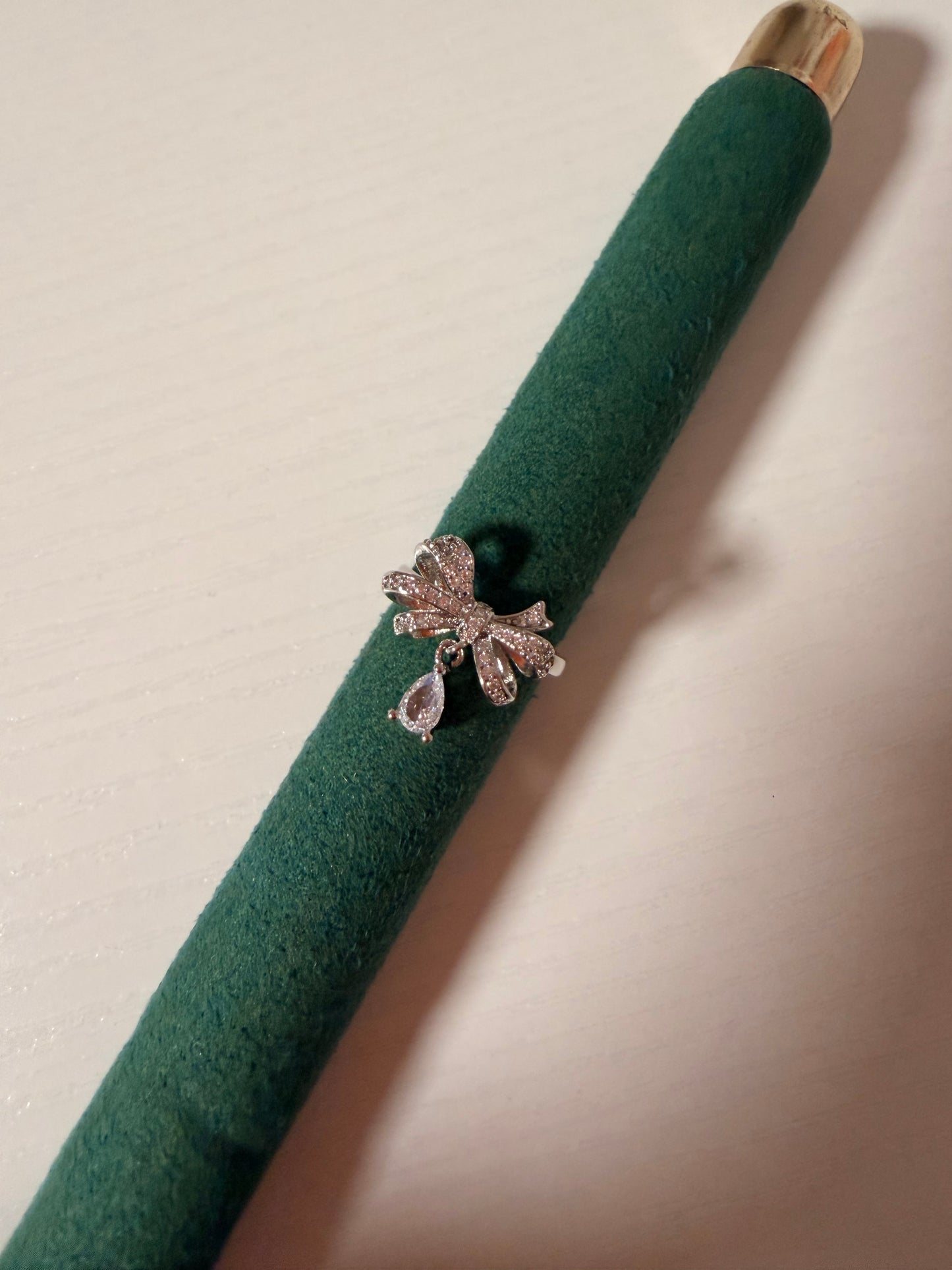 Anello “Virginia” regolabile in acciaio inox con fiocco con strass e strass pendente