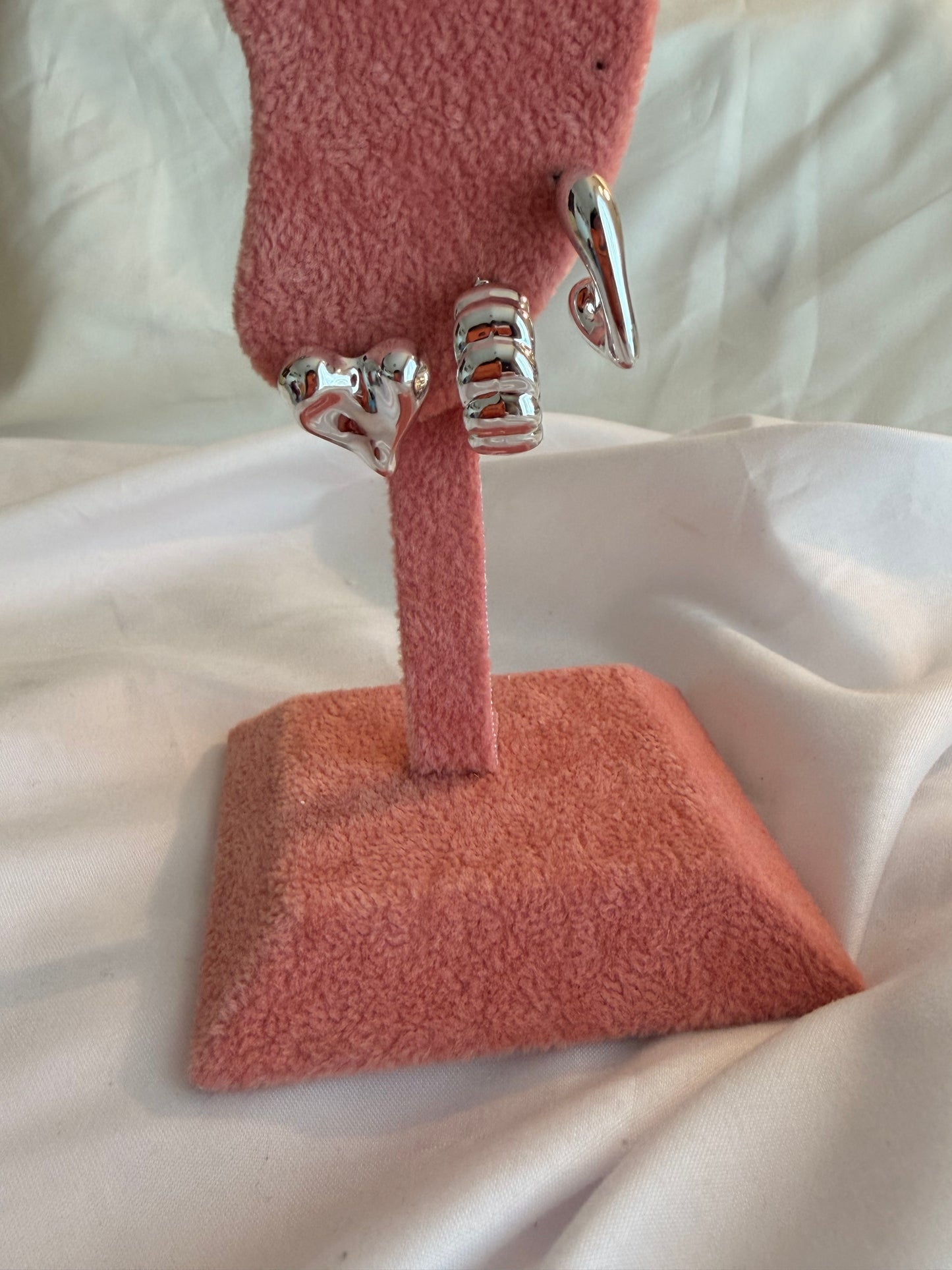 Set orecchini “Harriet” in plastica e acciaio inox. Color argento e oro.