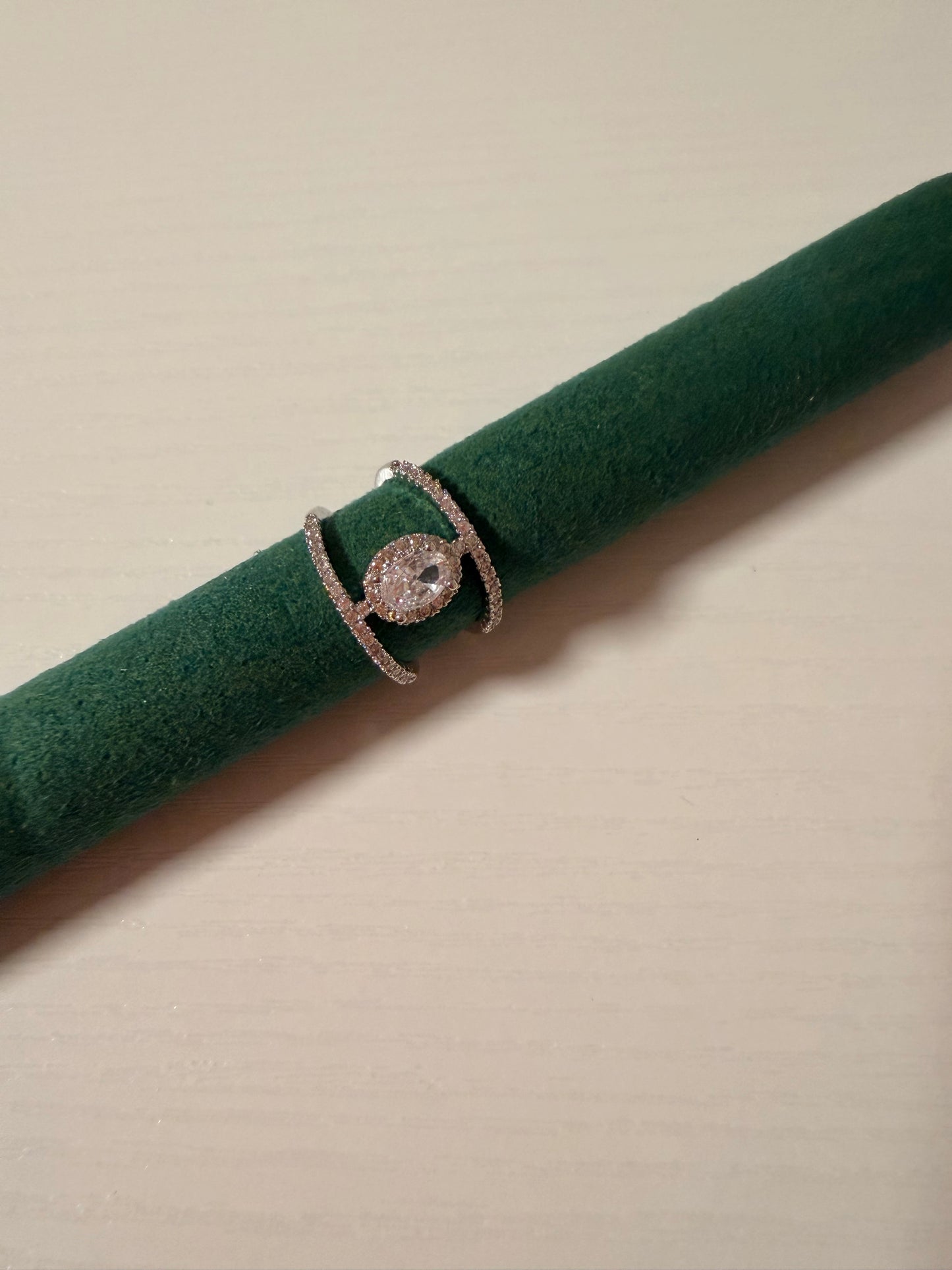 Anello “Elizabeth” regolabile in acciaio inox con strass.