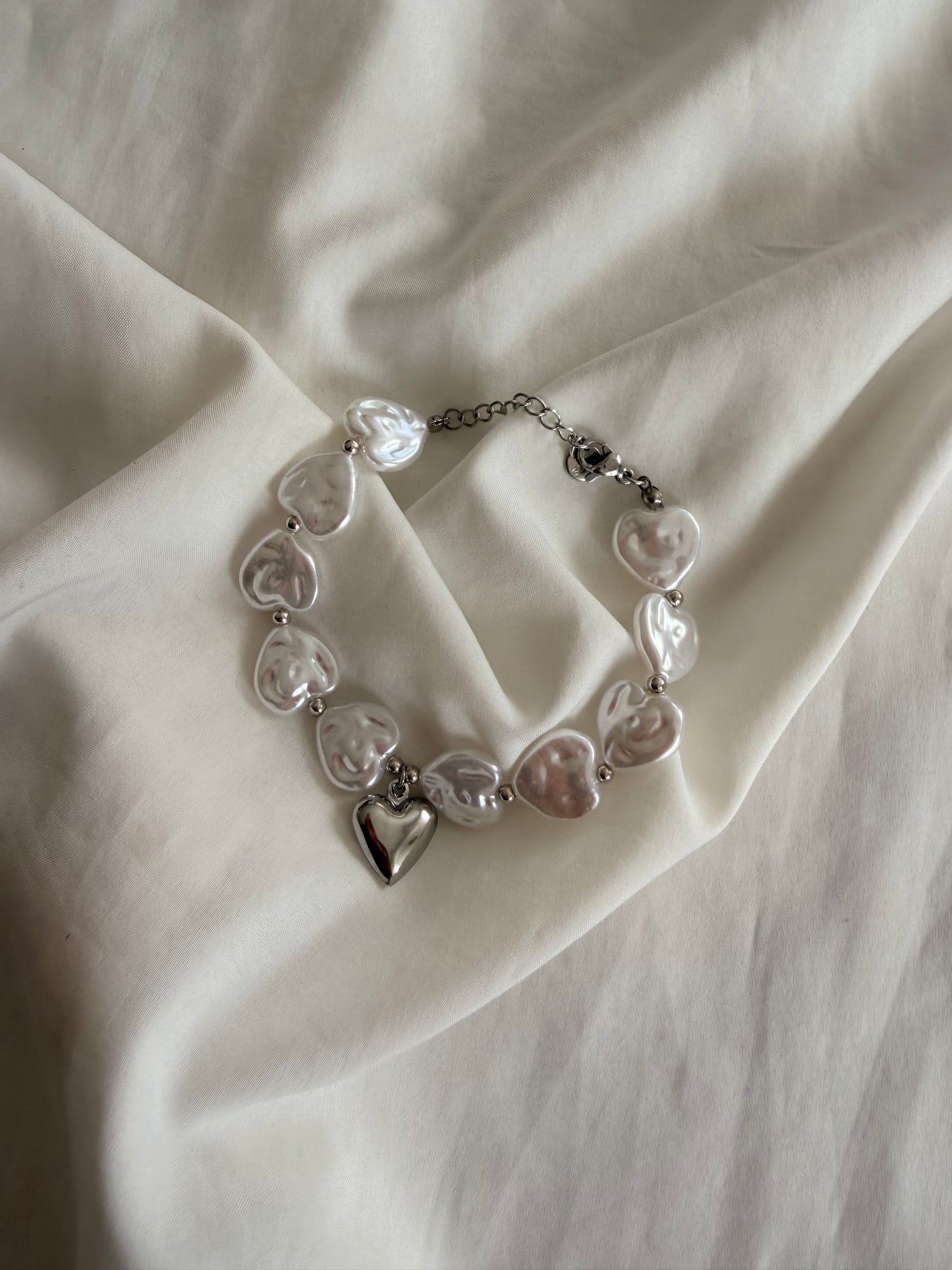 Bracciale Diana in acciaio inox con perle e ciondolo a cuore. In oro e argento