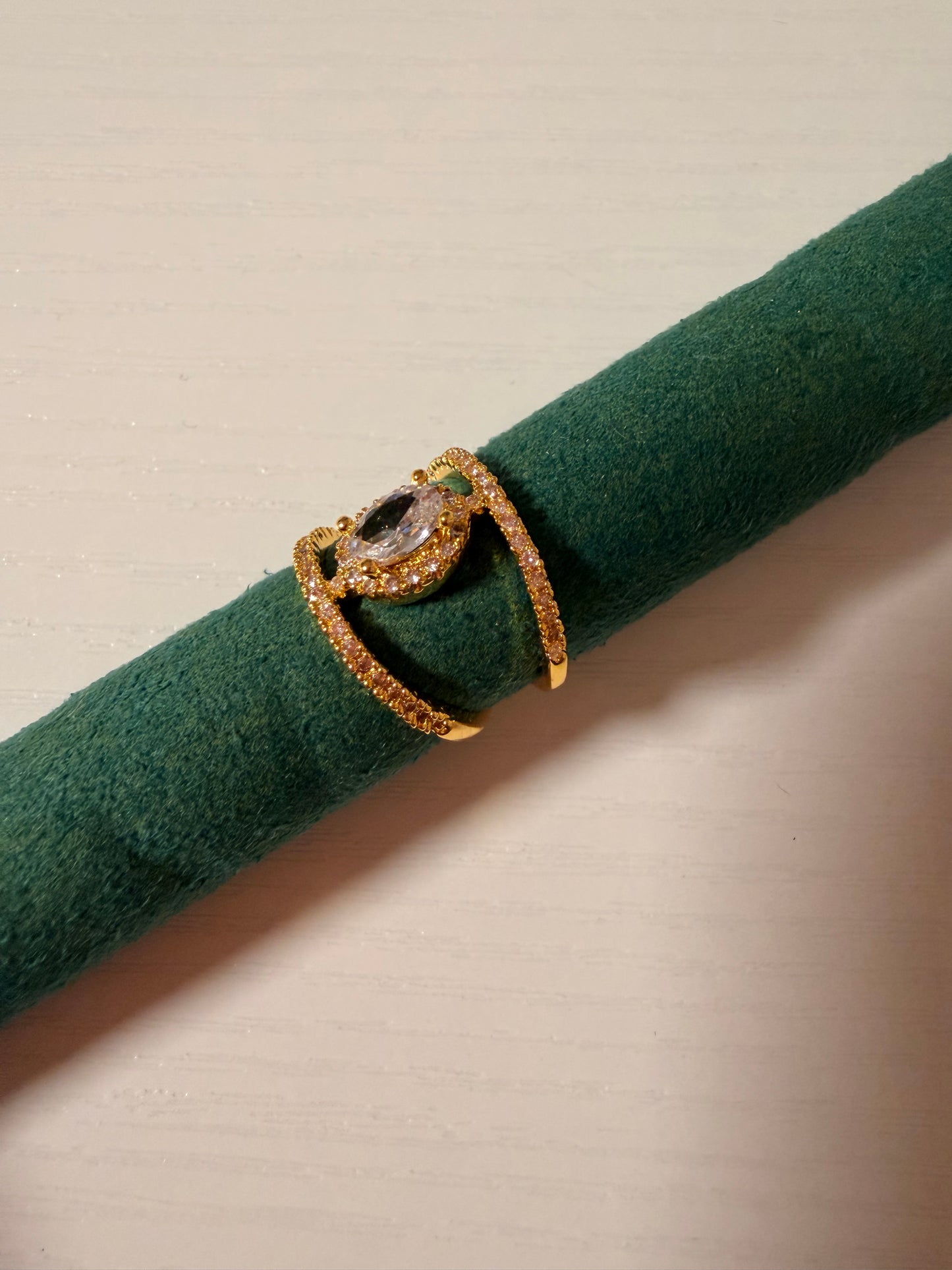 Anello “Elizabeth” regolabile in acciaio inox con strass.