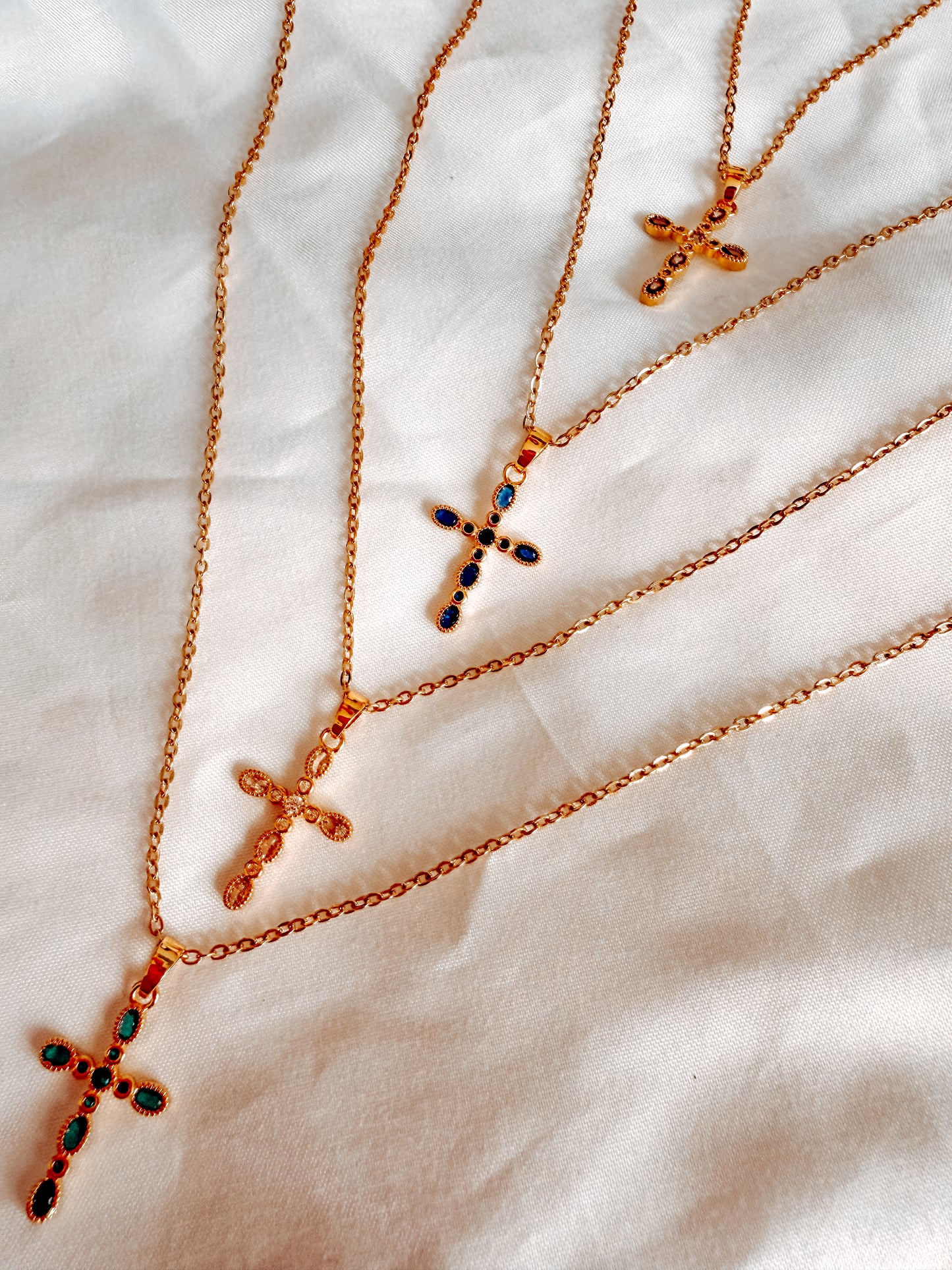 Collana Teresa in acciaio inox disponibile con base oro