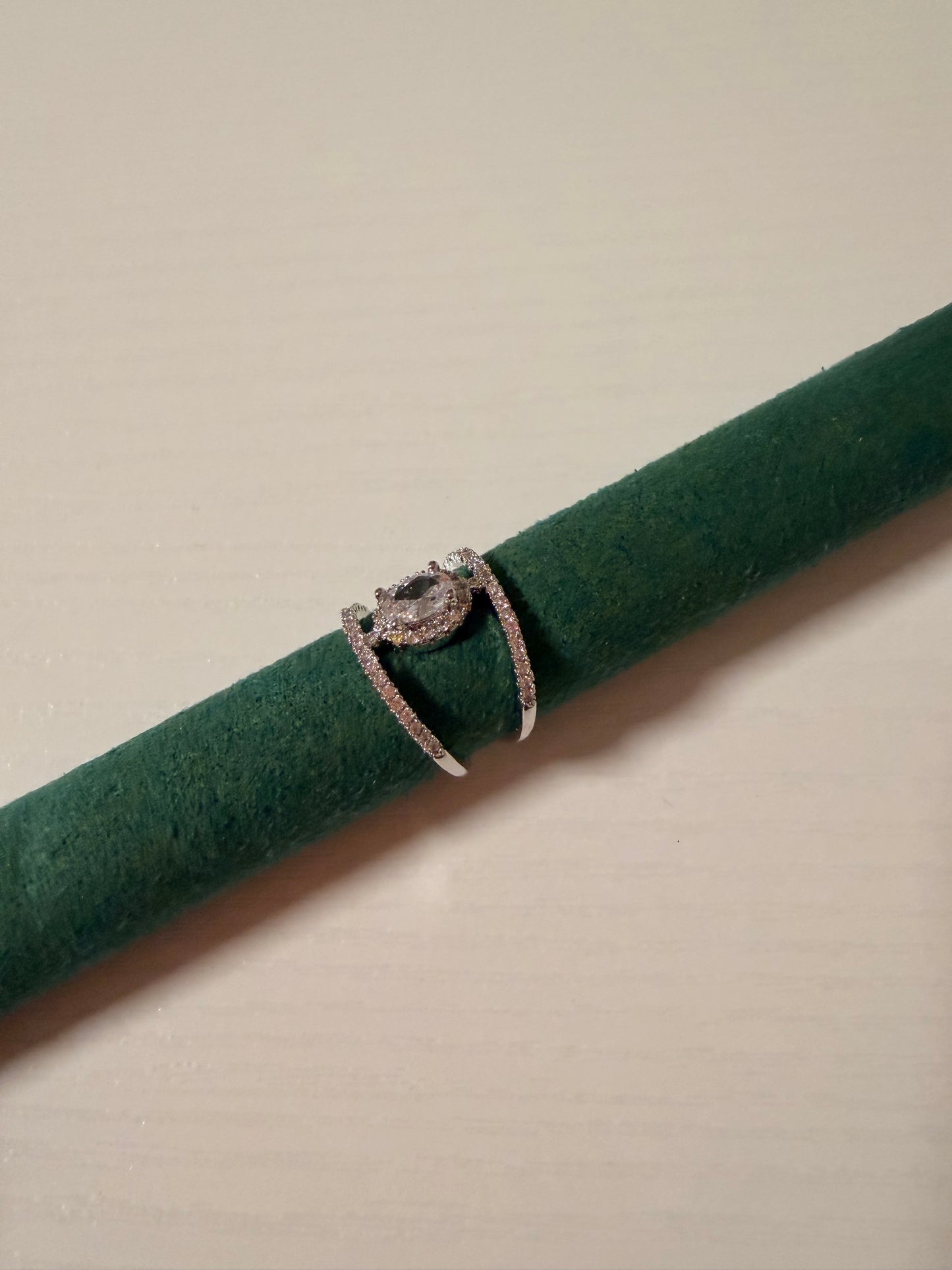 Anello “Elizabeth” regolabile in acciaio inox con strass.