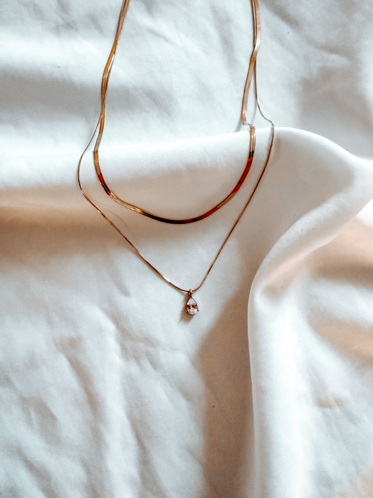 Collana “Elizabeth” in acciaio inox con brillantino pendente. In oro e argento