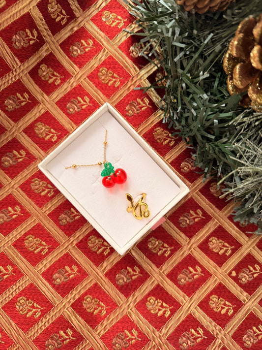 Set Natalizio: bracciale con ciliegie + anello con serpente regolabile. Color oro. In acciaio inox.