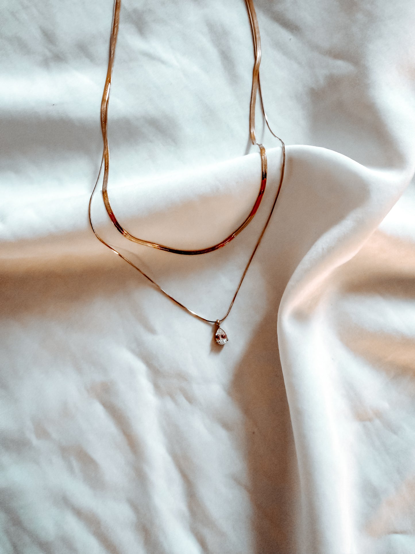 Collana “Elizabeth” in acciaio inox con brillantino pendente. In oro e argento