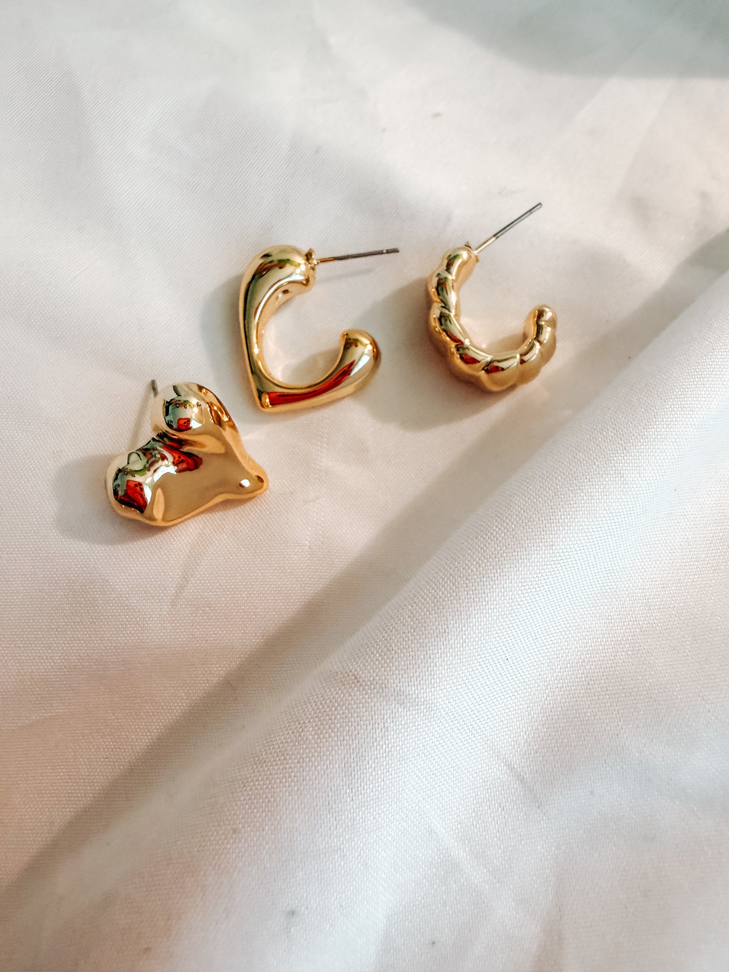 Set orecchini “Harriet” in plastica e acciaio inox. Color argento e oro.