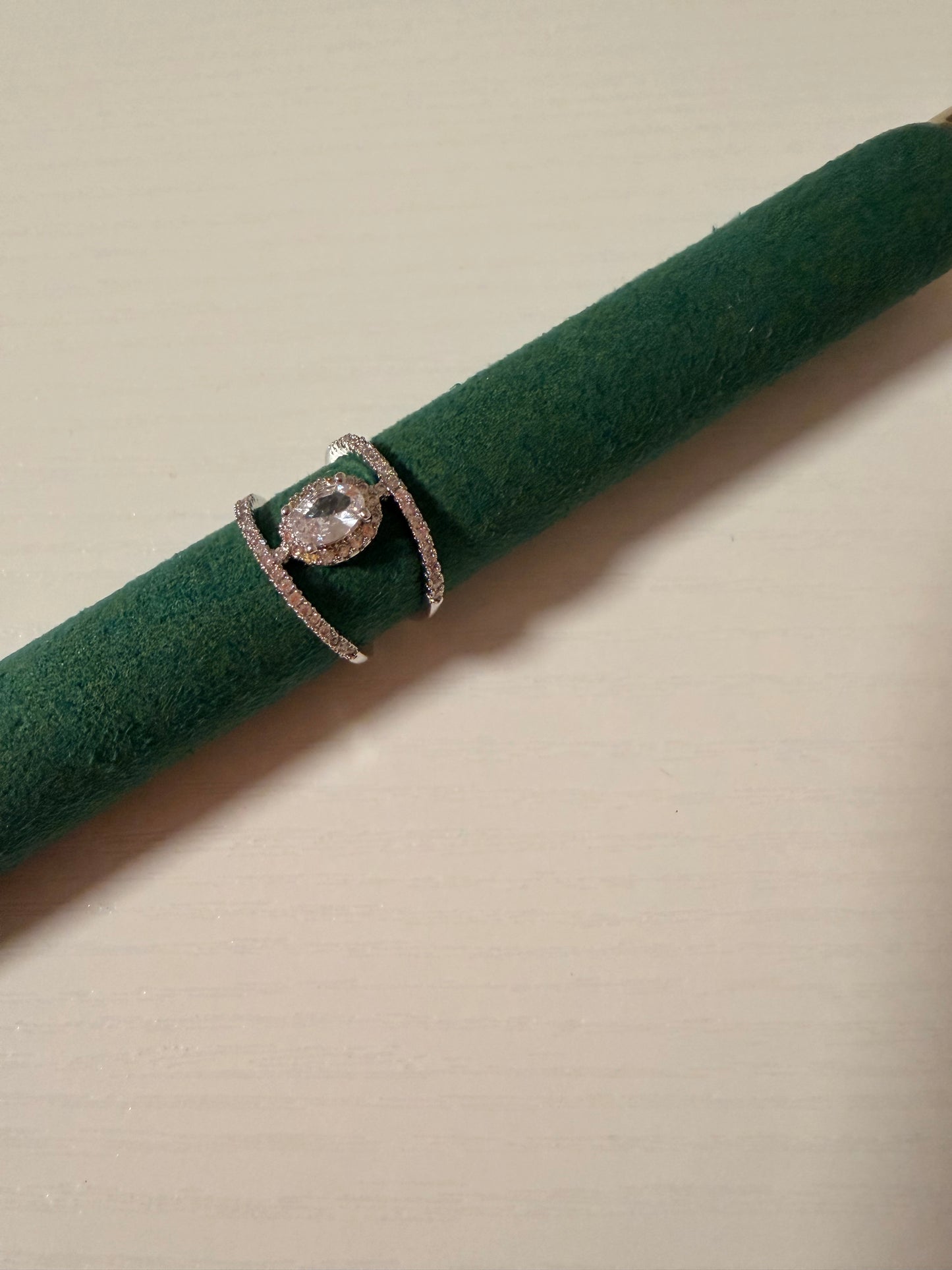 Anello “Elizabeth” regolabile in acciaio inox con strass.