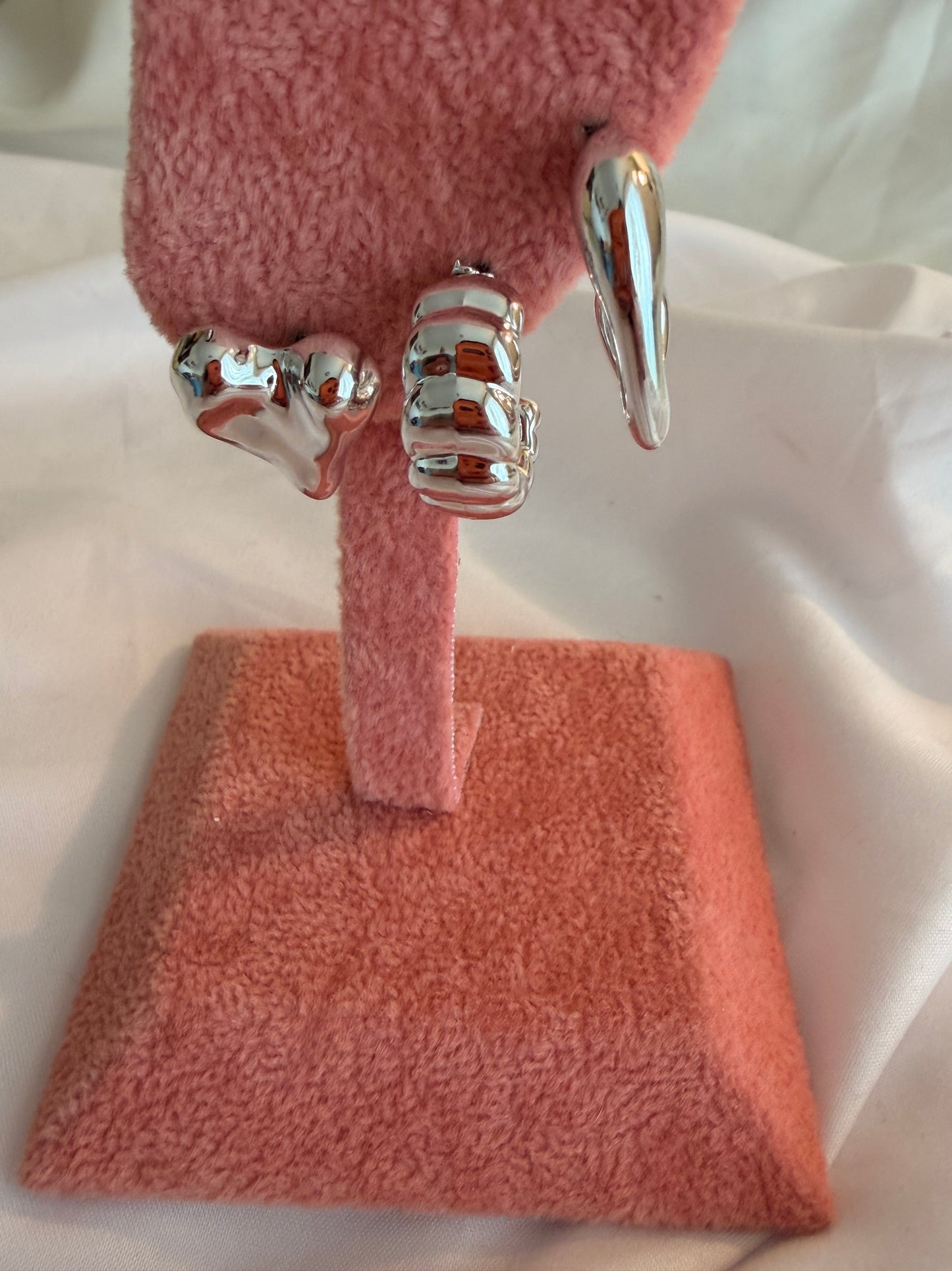 Set orecchini “Harriet” in plastica e acciaio inox. Color argento e oro.