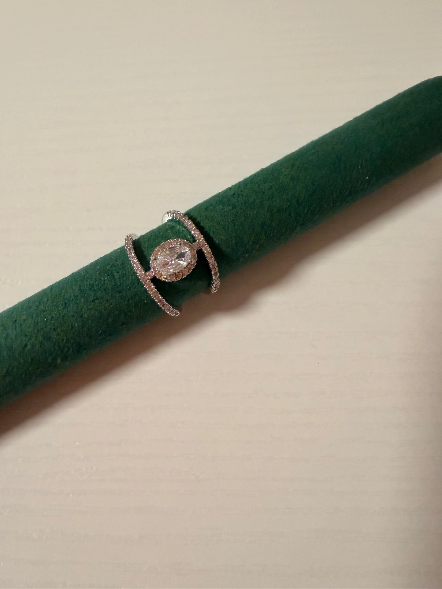 Anello “Elizabeth” regolabile in acciaio inox con strass.