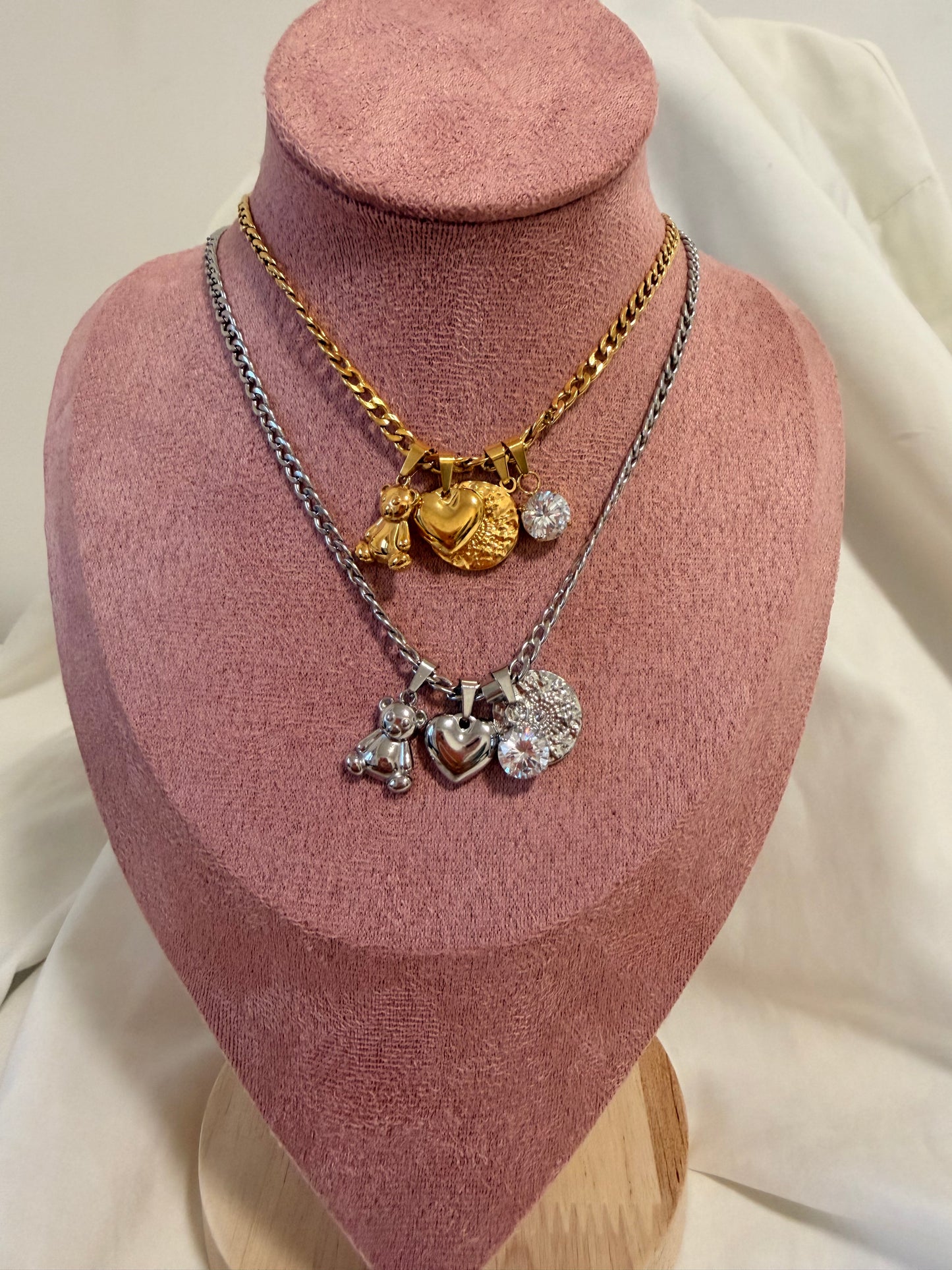 Collana Anna in acciaio inox con catena e ciondoli. In oro e argento