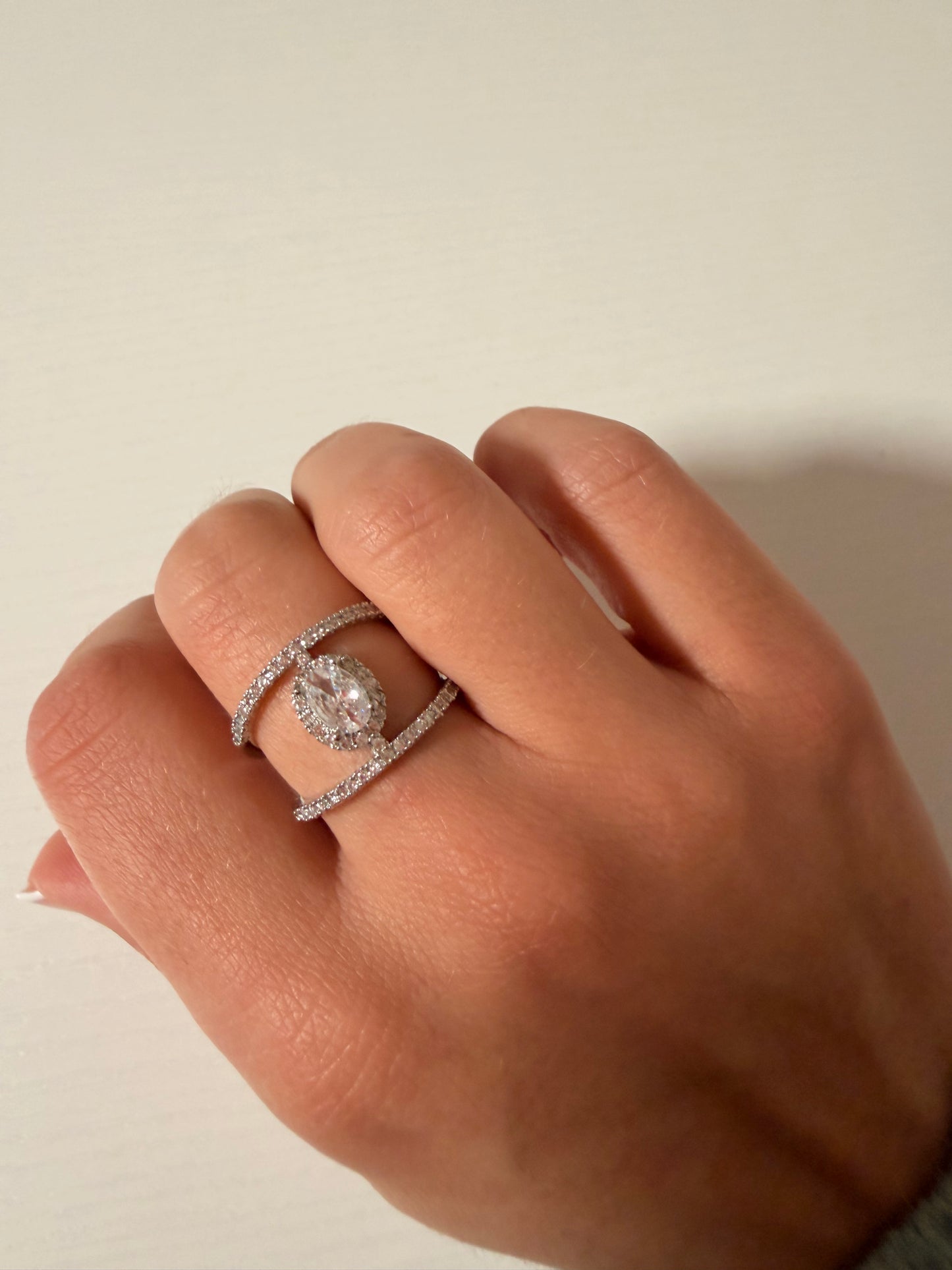 Anello “Elizabeth” regolabile in acciaio inox con strass.