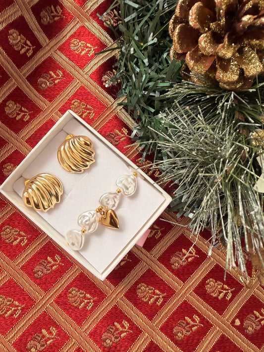 Set natalizio: bracciale con pietre e ciondolo a cuore+ orecchini a lobo. Colore oro. In acciaio inox