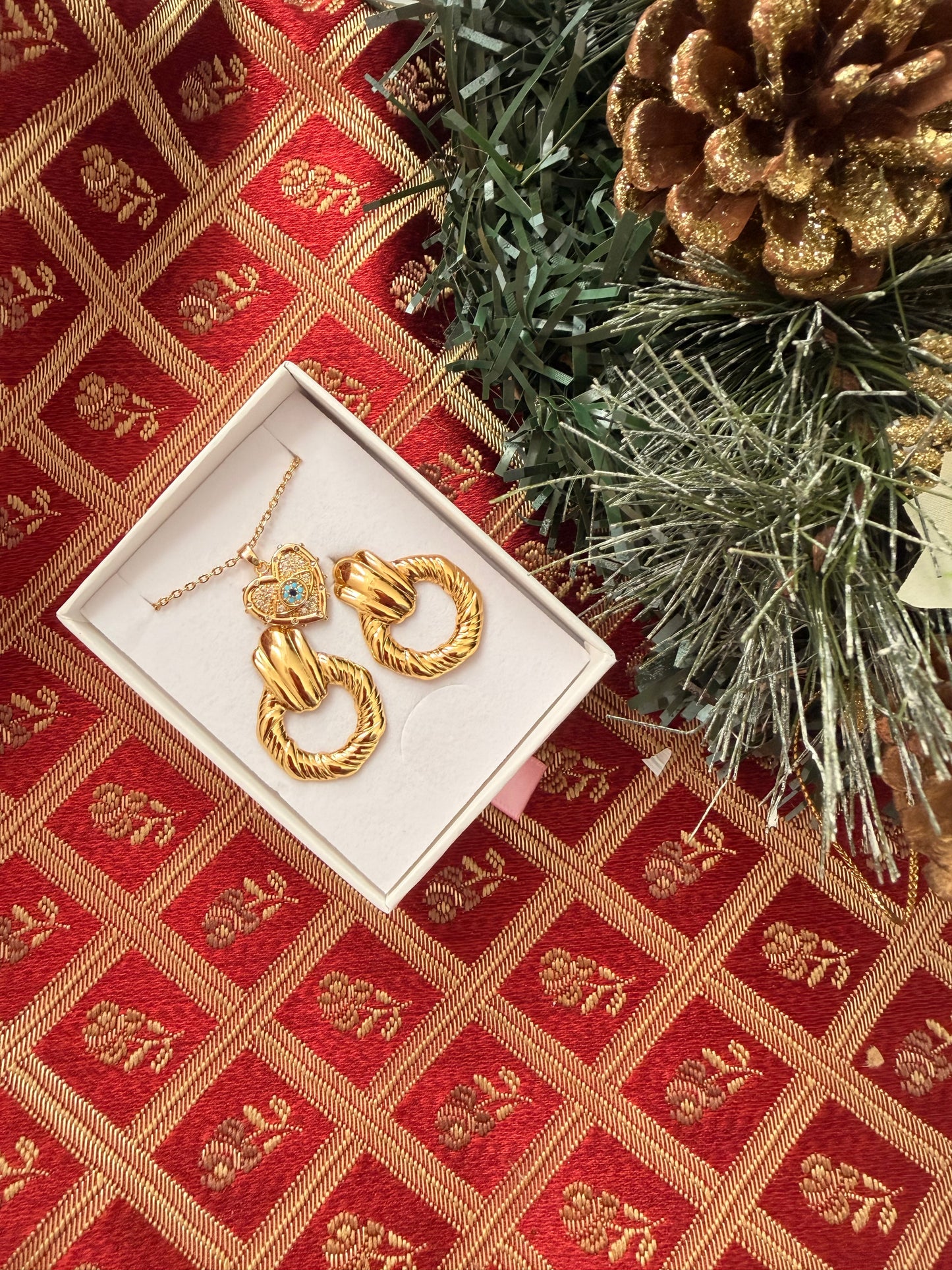 Set natalizio: collana a cuore+orecchini a lobo. Colore oro. In acciaio inox