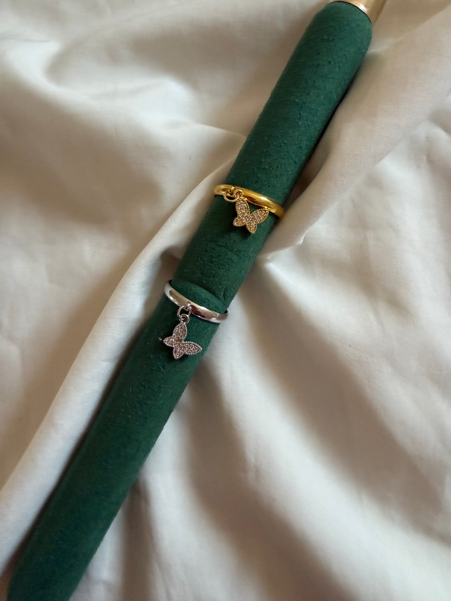 Anello “Sybilla” regolabile in acciaio inox color oro e argento. Con pendente con strass