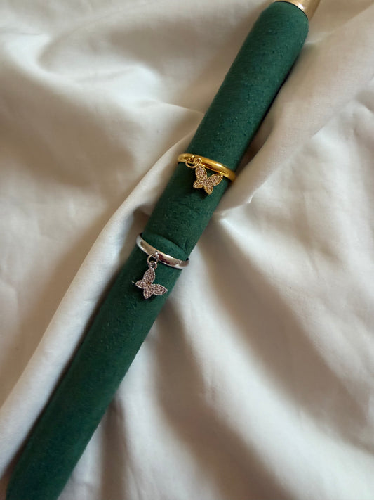 Anello “Sybilla” regolabile in acciaio inox color oro e argento. Con pendente con strass