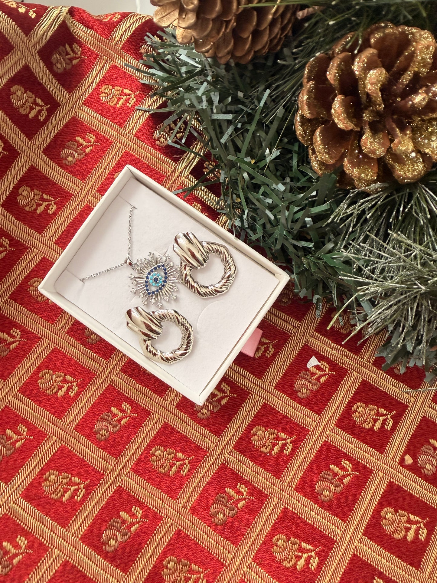 Set natalizio: collana con occhio e strass+orecchini a lobo. Colore argento. In acciaio inox