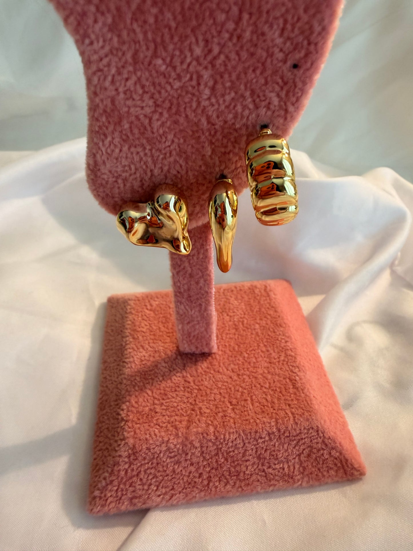 Set orecchini “Harriet” in plastica e acciaio inox. Color argento e oro.