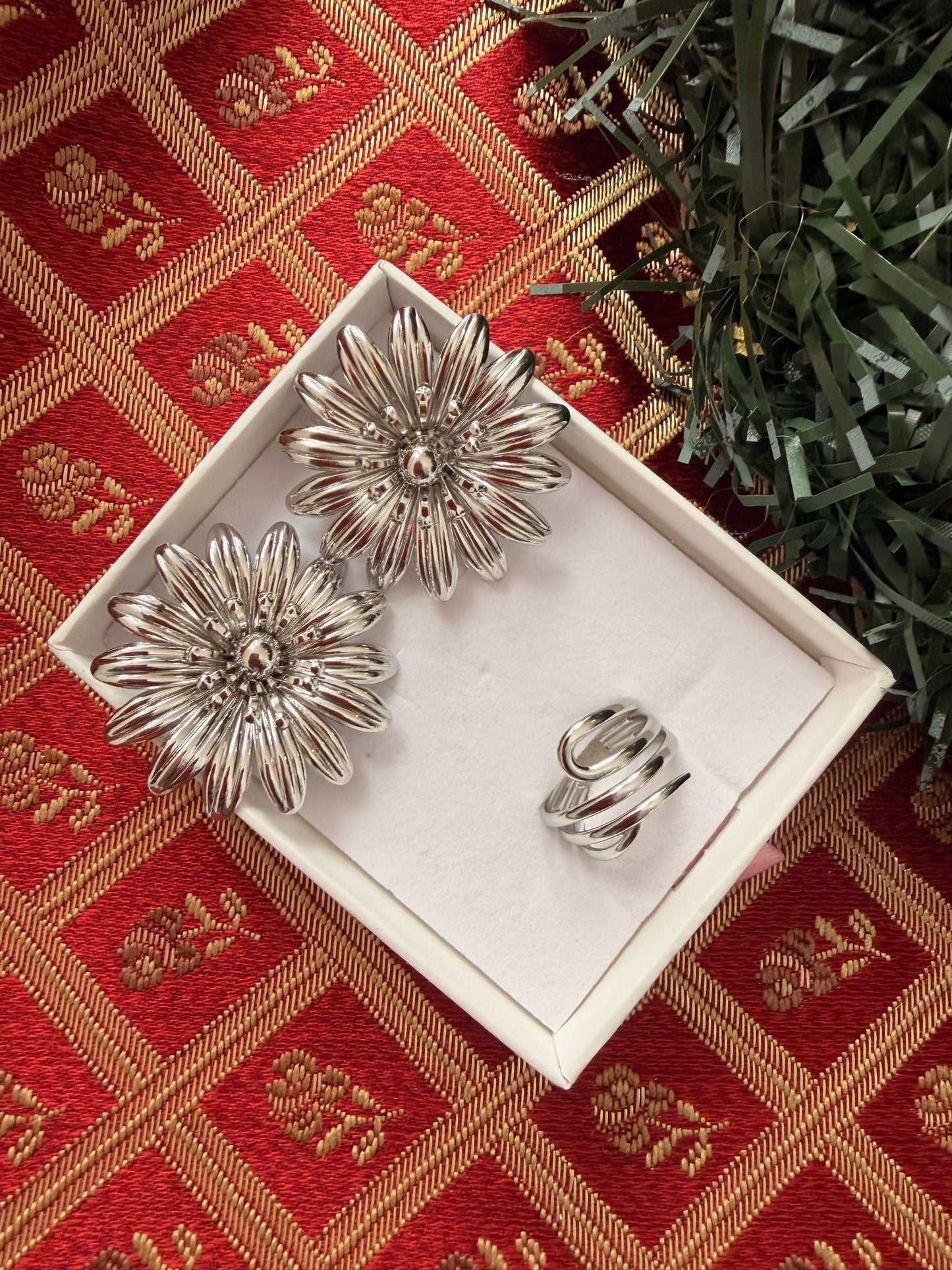 Set Natalizio: orecchini con margherite+ anello regolabile. Color argento. Acciaio inox