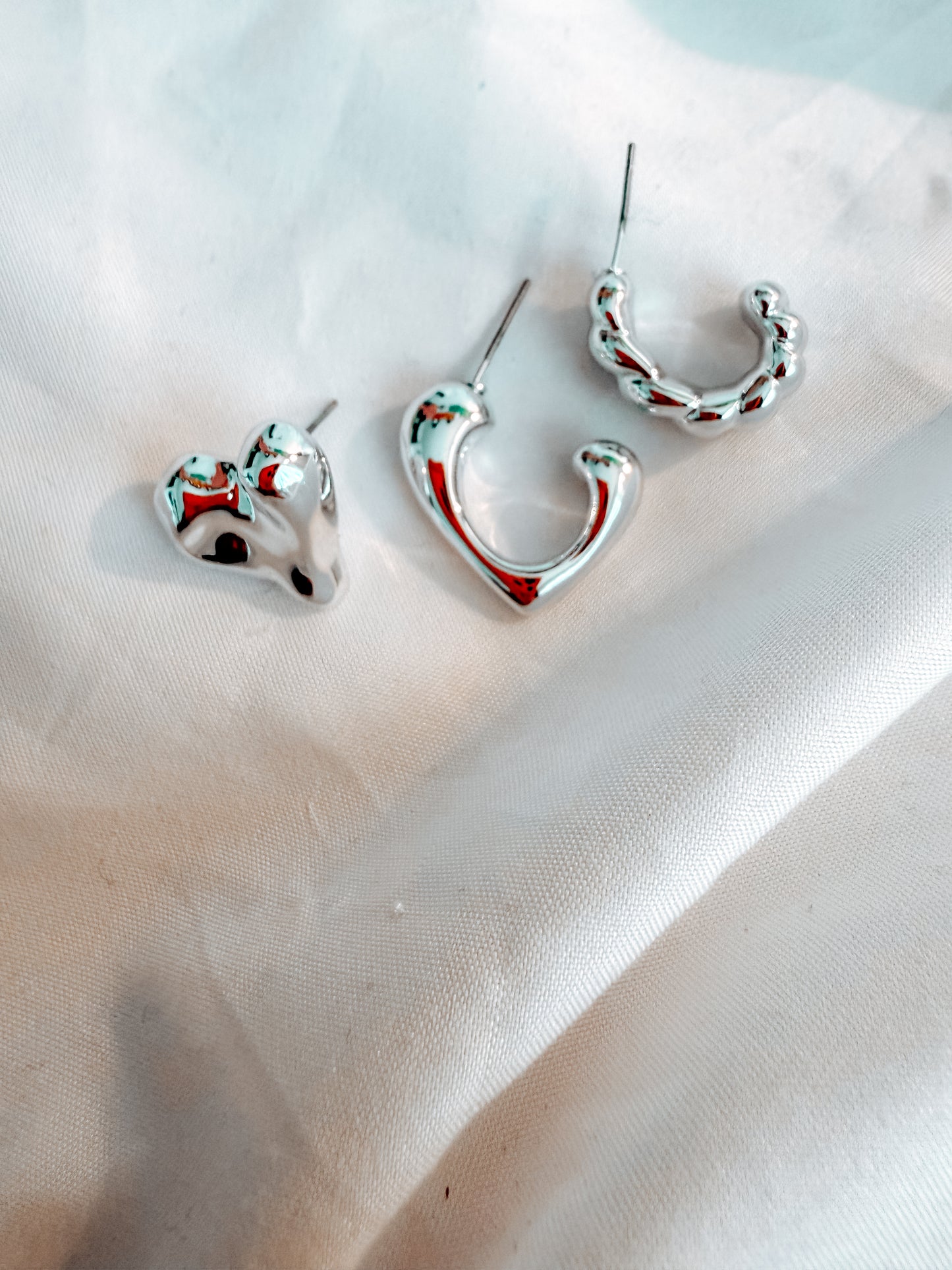 Set orecchini “Harriet” in plastica e acciaio inox. Color argento e oro.