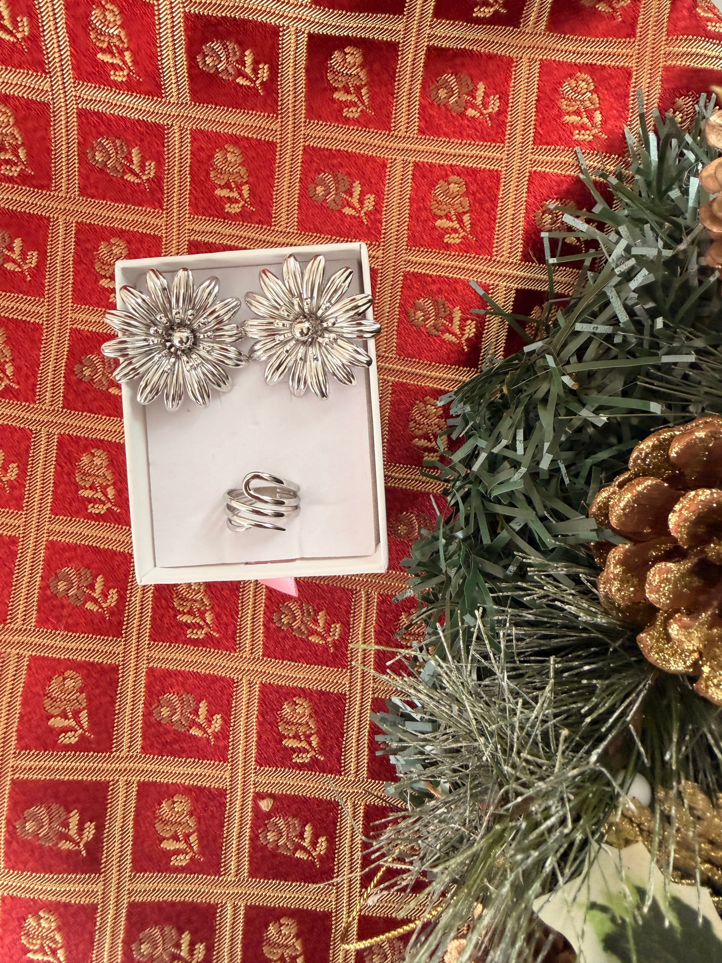 Set Natalizio: orecchini con margherite+ anello regolabile. Color argento. Acciaio inox