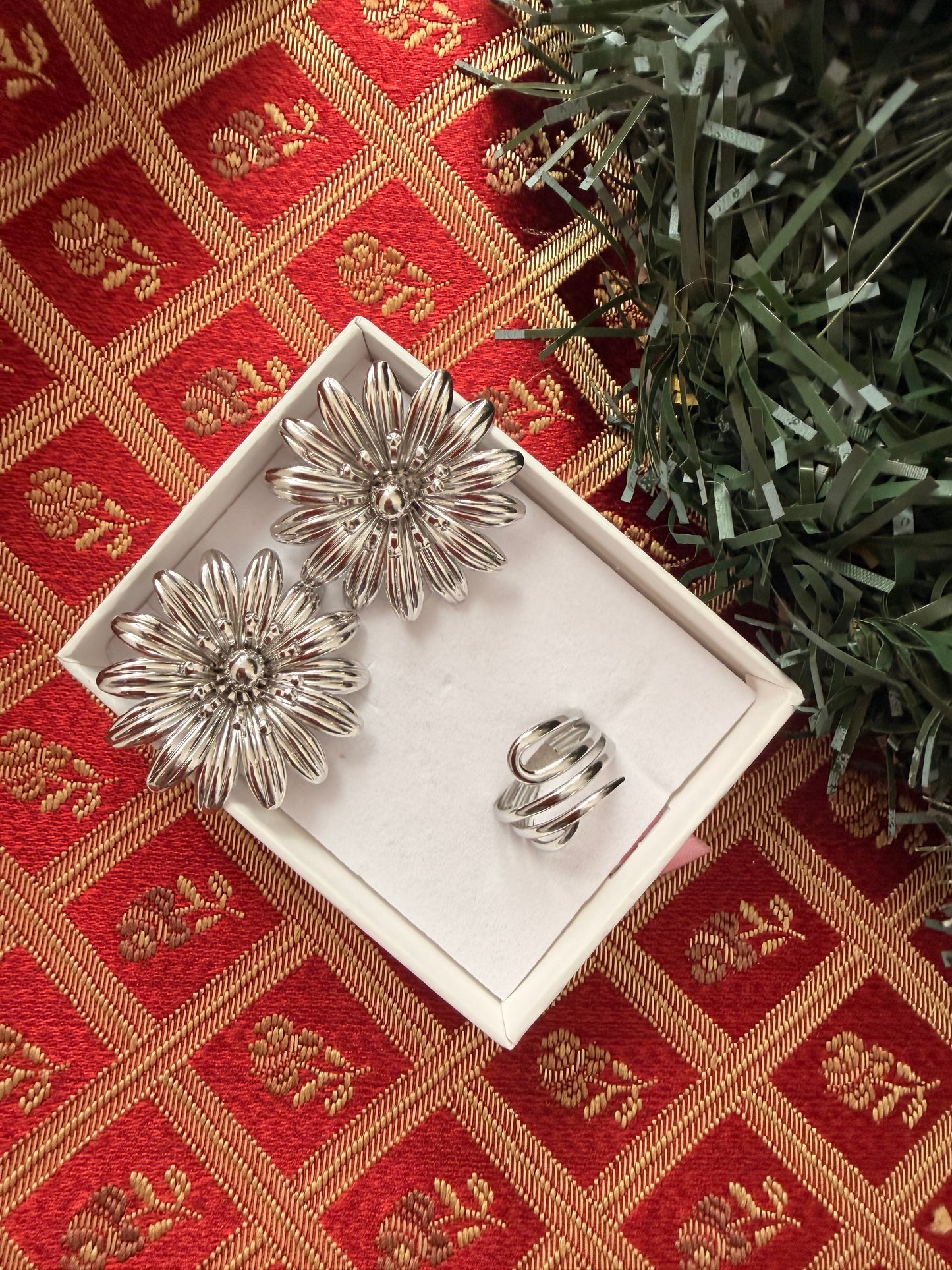 Set Natalizio: orecchini con margherite+ anello regolabile. Color argento. Acciaio inox