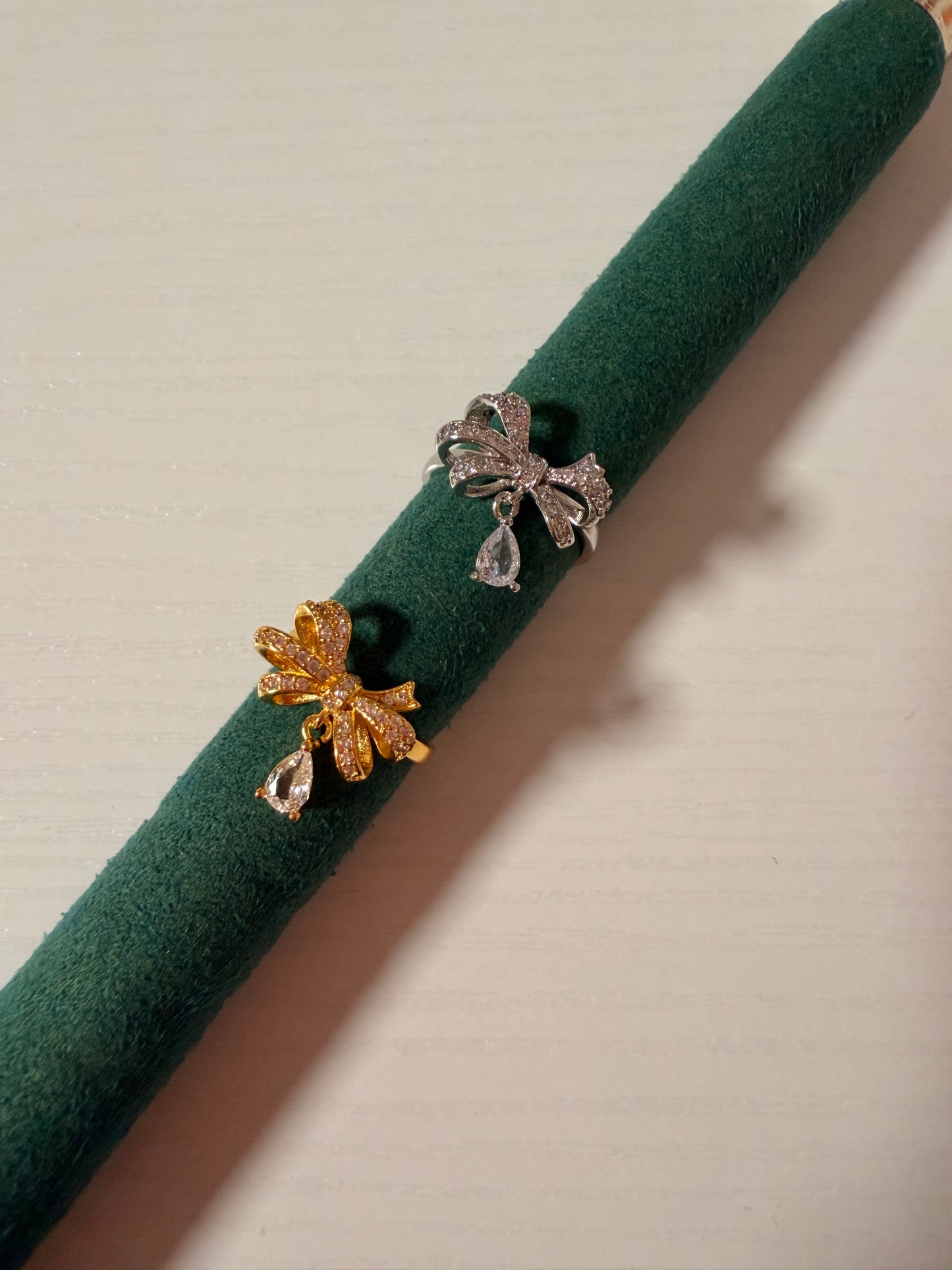 Anello “Virginia” regolabile in acciaio inox con fiocco con strass e strass pendente