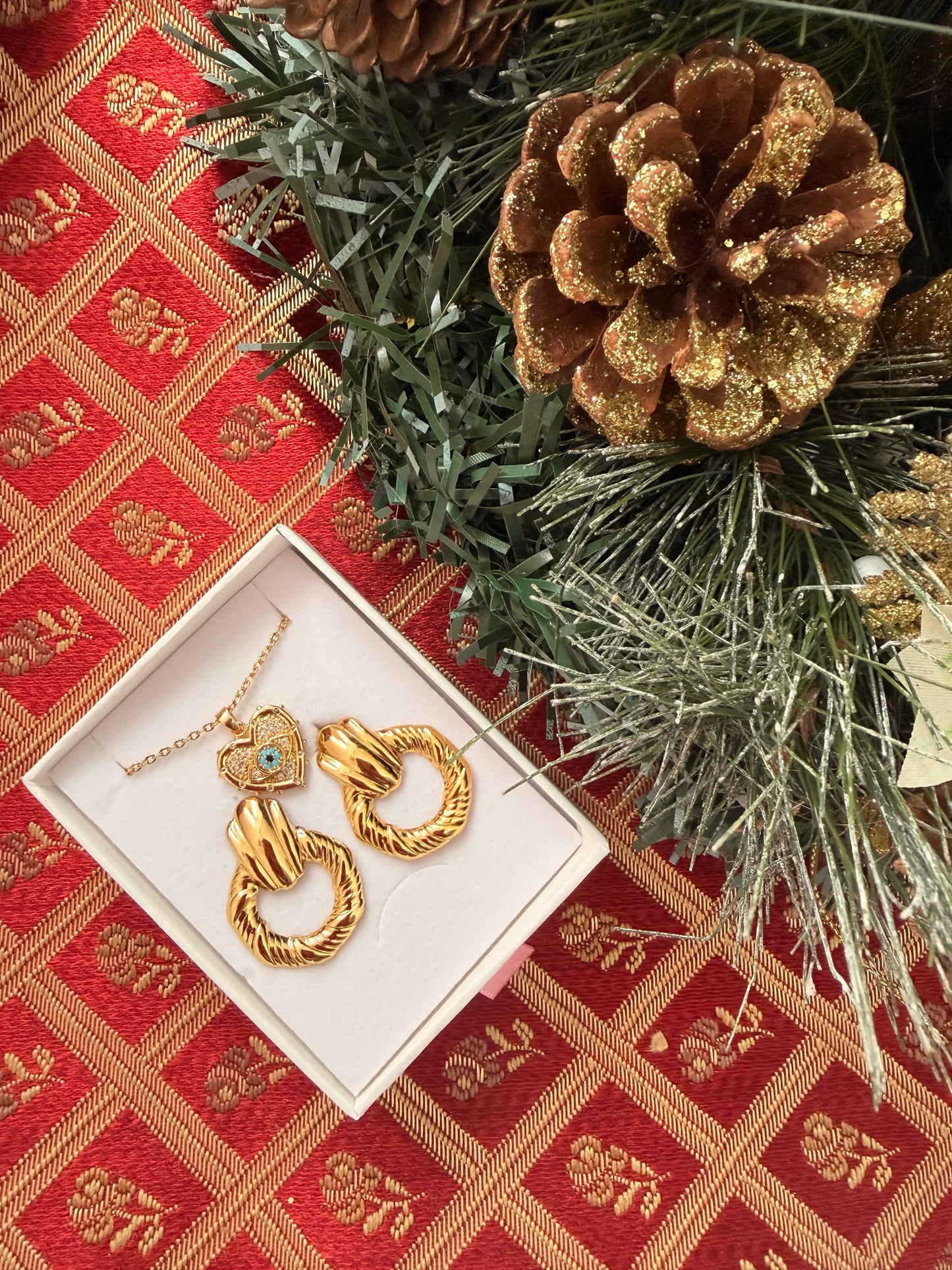 Set natalizio: collana a cuore+orecchini a lobo. Colore oro. In acciaio inox