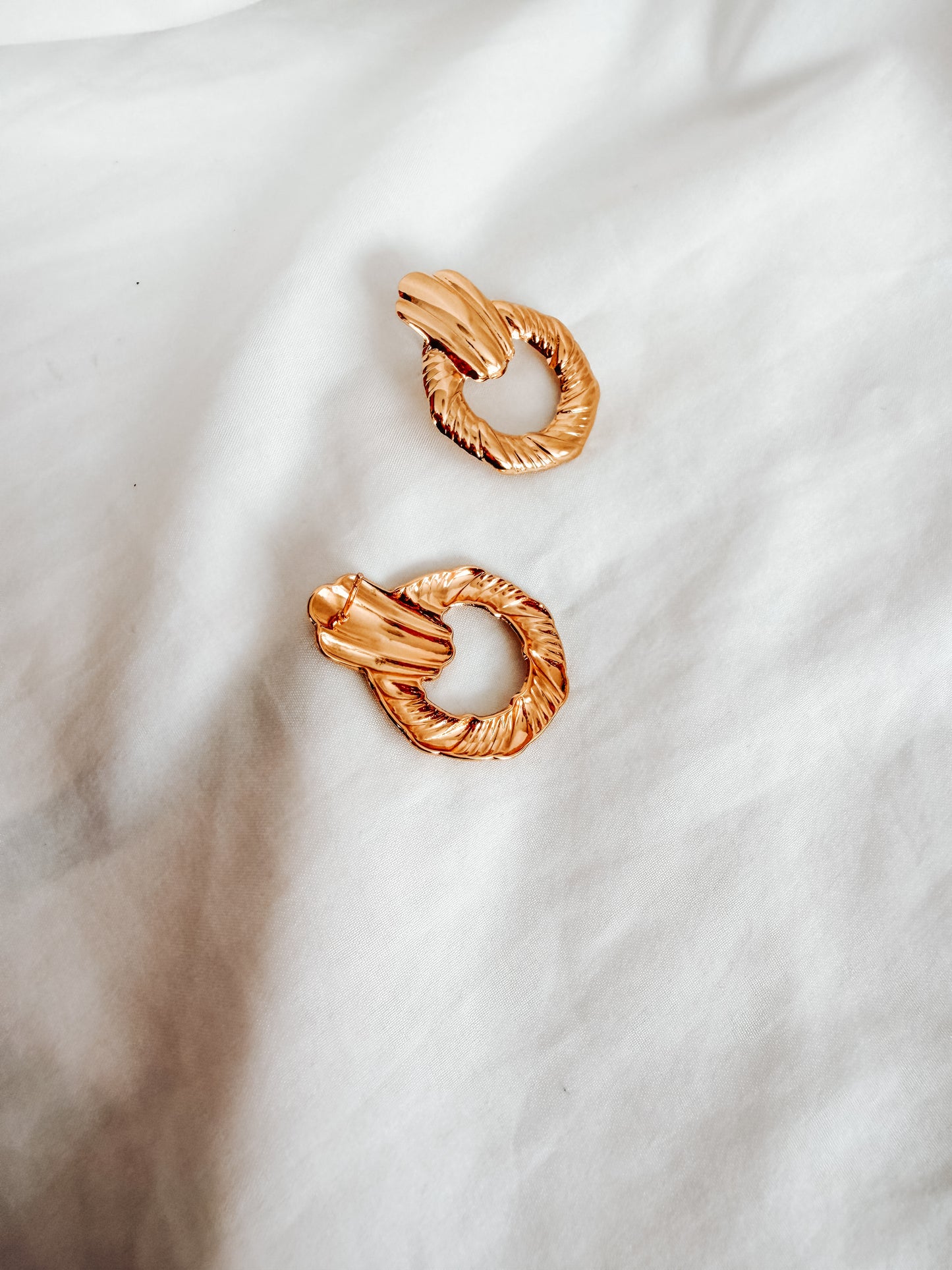 Orecchini Emma a lobo in acciaio inox.