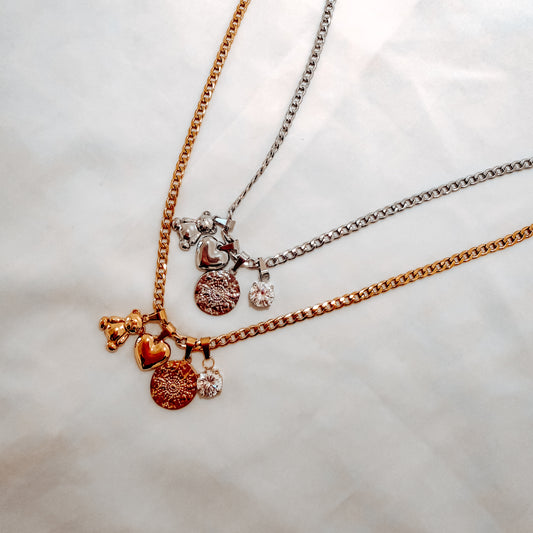 Collana Anna in acciaio inox con catena e ciondoli. In oro e argento