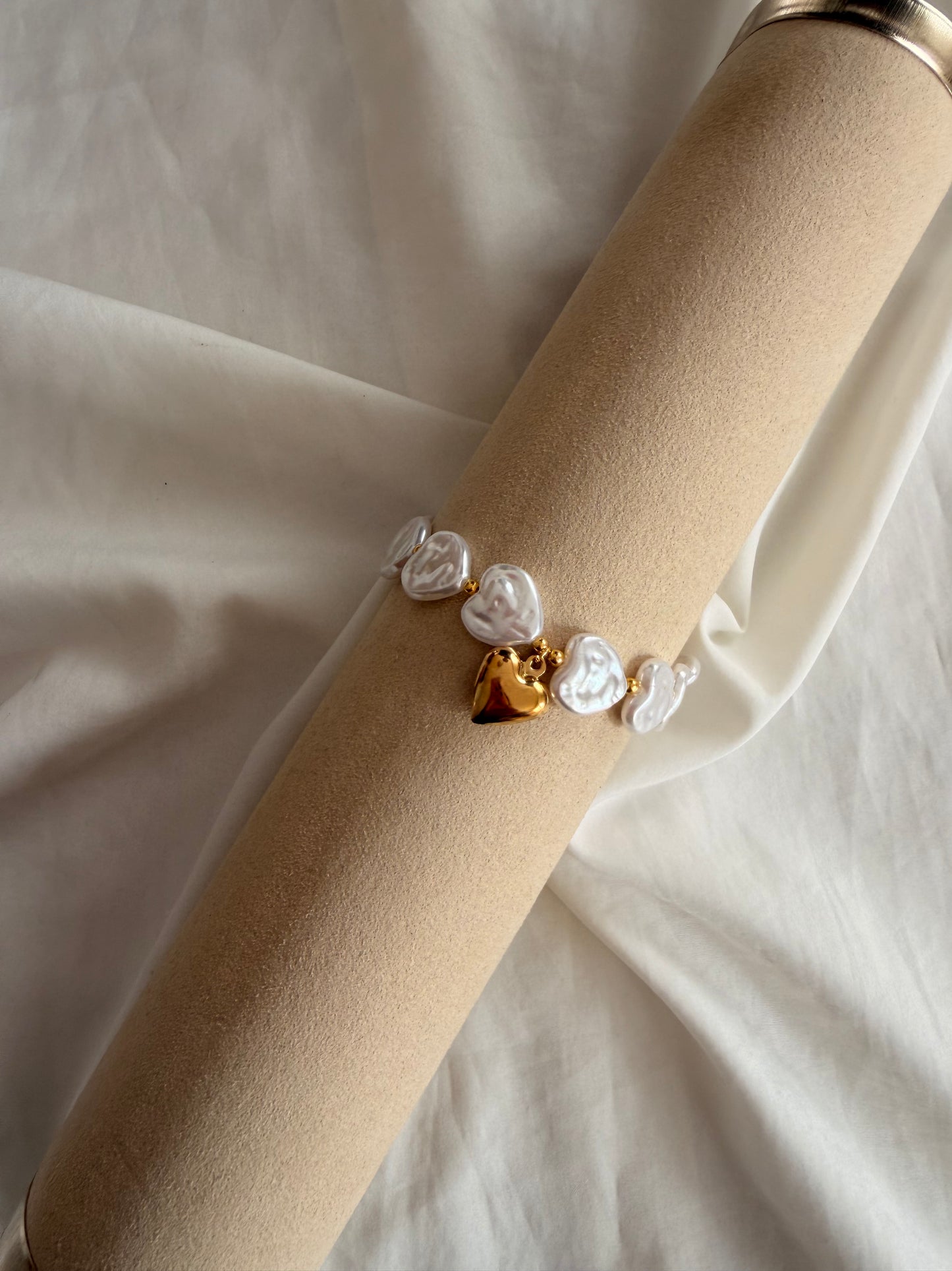 Bracciale Diana in acciaio inox con perle e ciondolo a cuore. In oro e argento