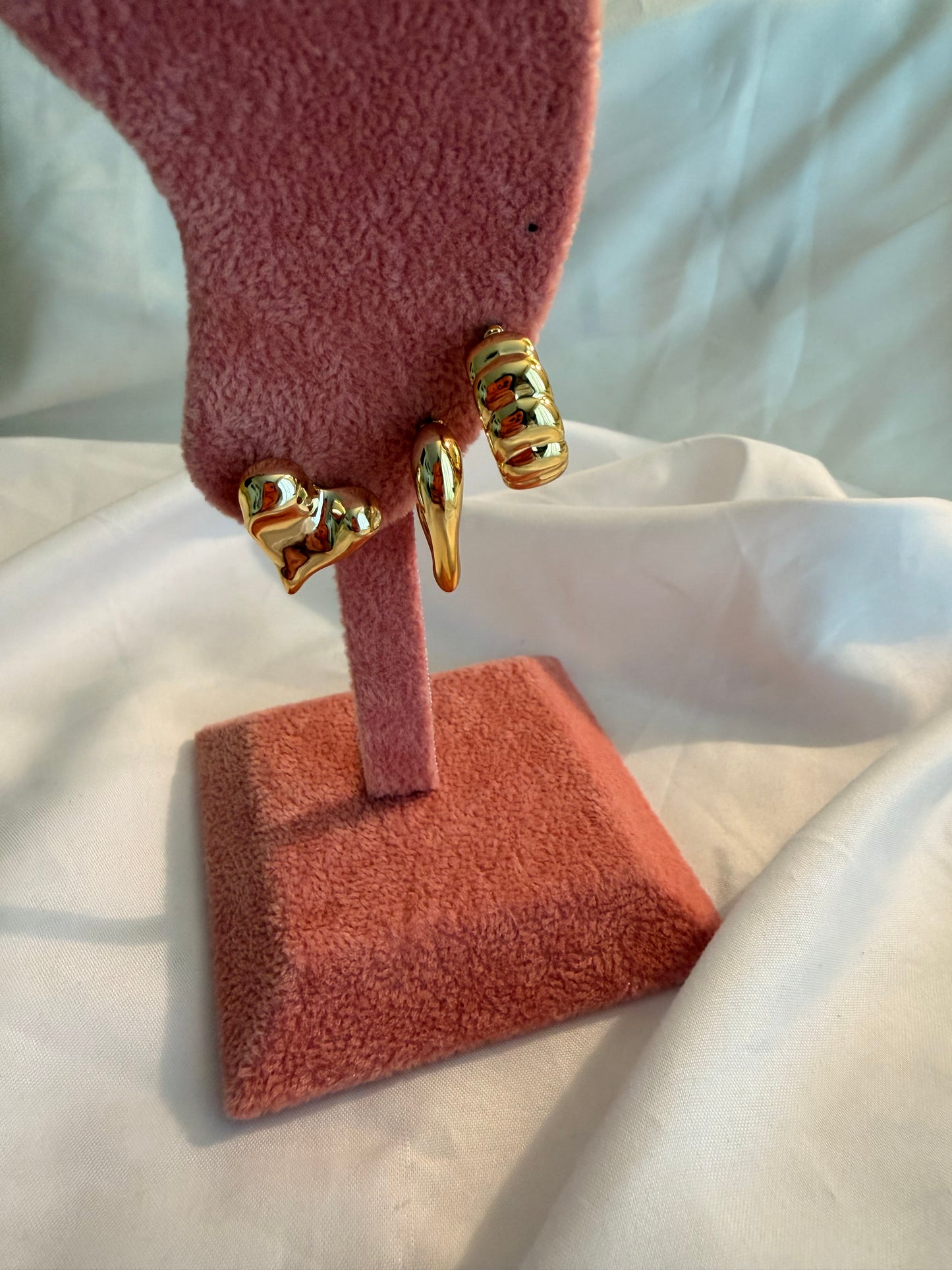 Set orecchini “Harriet” in plastica e acciaio inox. Color argento e oro.